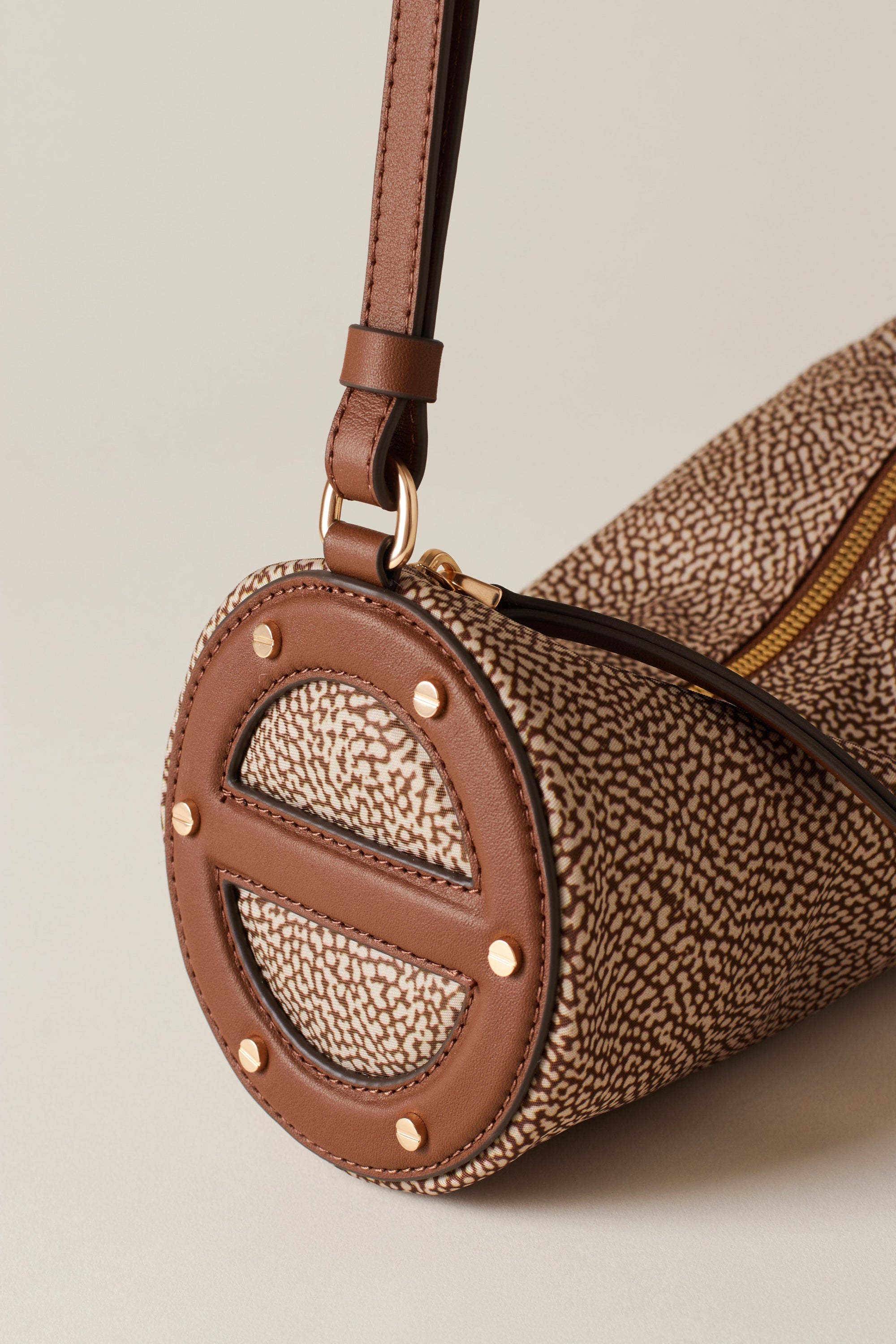https://admin.shopify.com/store/gulieshop/products/15875904962909#:~:text=https%3A//www.gulieshop.it%20%E2%80%BA%20products%20%E2%80%BA%20borbonese%2Dborsa%2Dbauletto%2Ds%2D91010208ah1