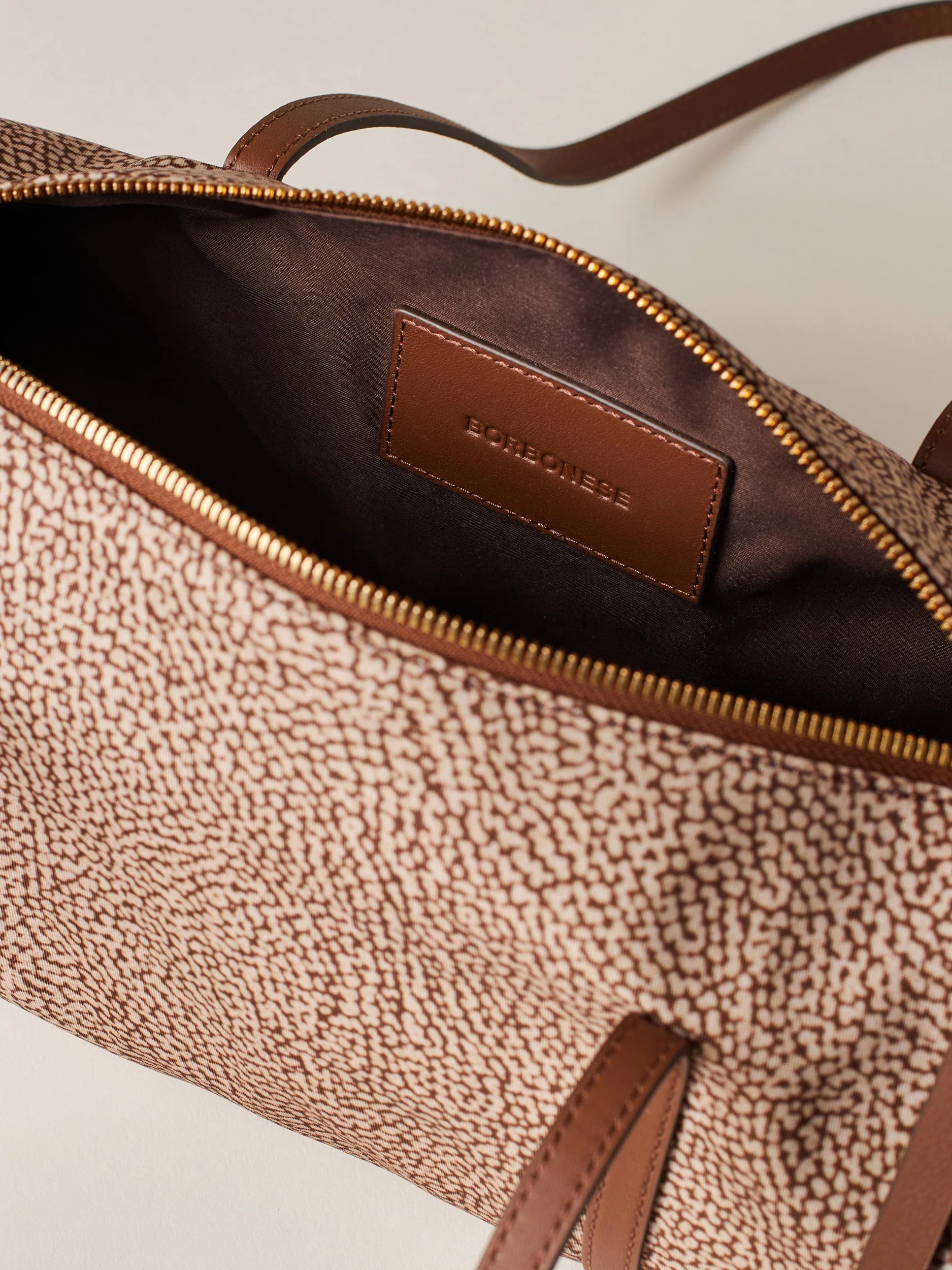 https://admin.shopify.com/store/gulieshop/products/15875904897373#:~:text=https%3A//www.gulieshop.it%20%E2%80%BA%20products%20%E2%80%BA%20borbonese%2Dborsa%2Dbauletto%2Dm%2D91010209ah1