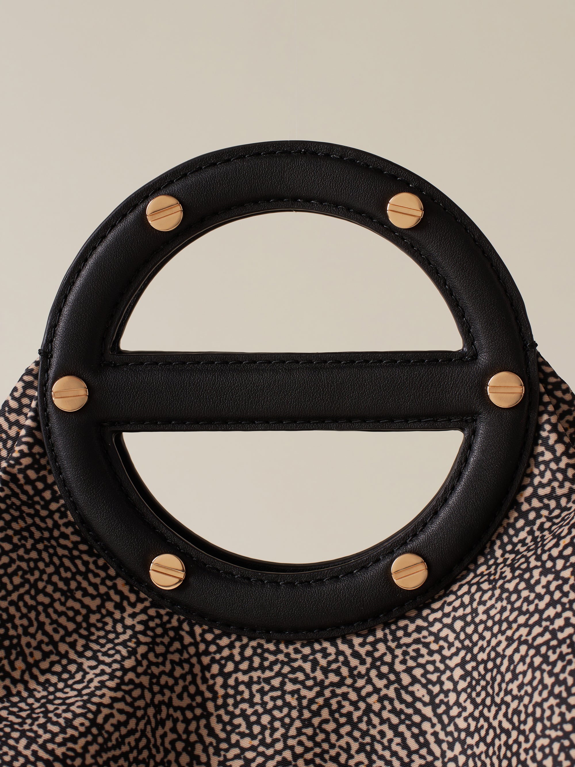 https://admin.shopify.com/store/gulieshop/products/15875905061213#:~:text=https%3A//www.gulieshop.it%20%E2%80%BA%20products%20%E2%80%BA%20borbonese%2Dborsa%2Da%2Dmano%2Dm%2D91010211ah1