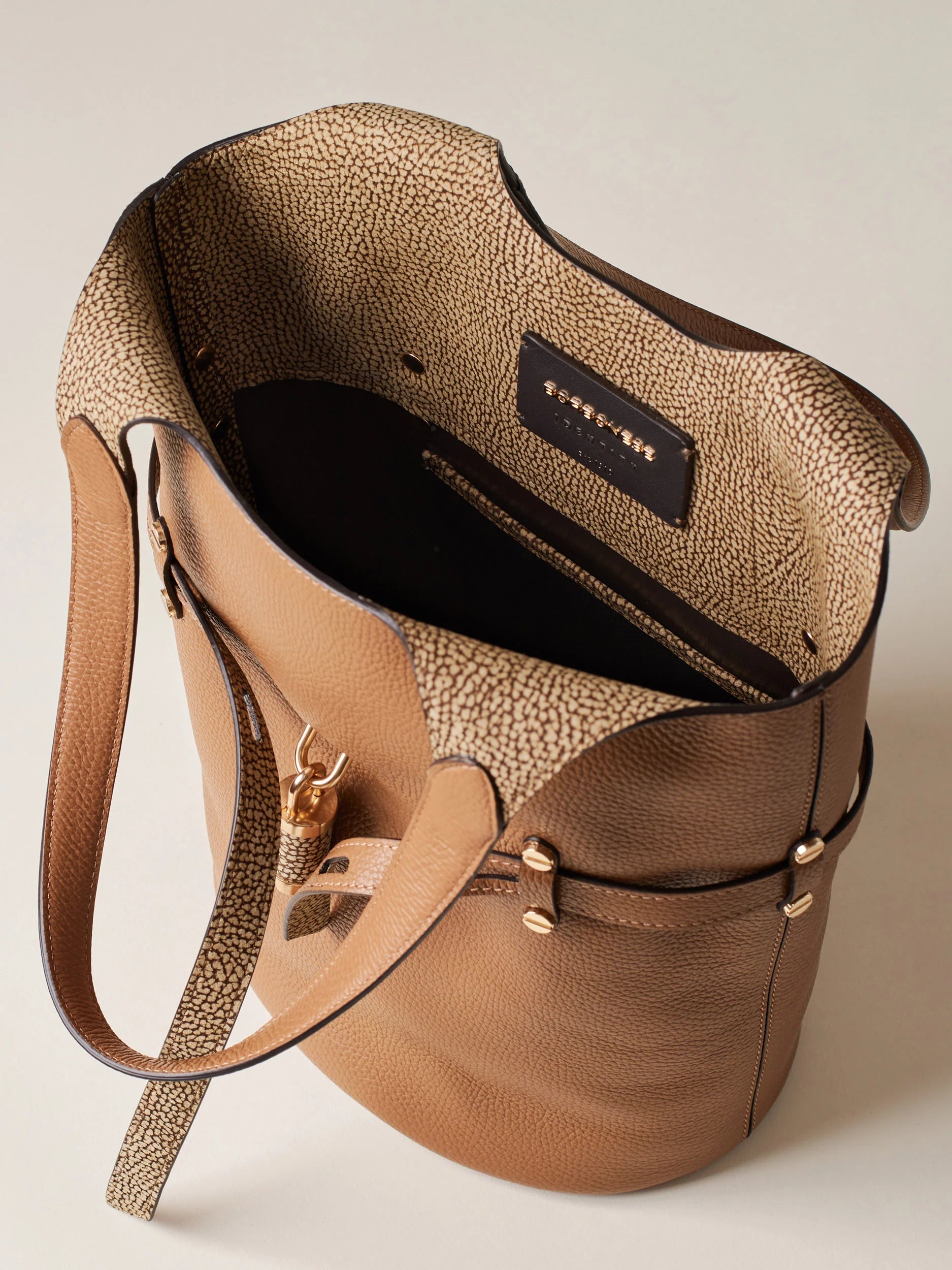 https://admin.shopify.com/store/gulieshop/products/15875905552733#:~:text=https%3A//www.gulieshop.it%20%E2%80%BA%20products%20%E2%80%BA%20borbonese%2Dborsa%2Dsecchiello%2Dpremiere%2D910102710196