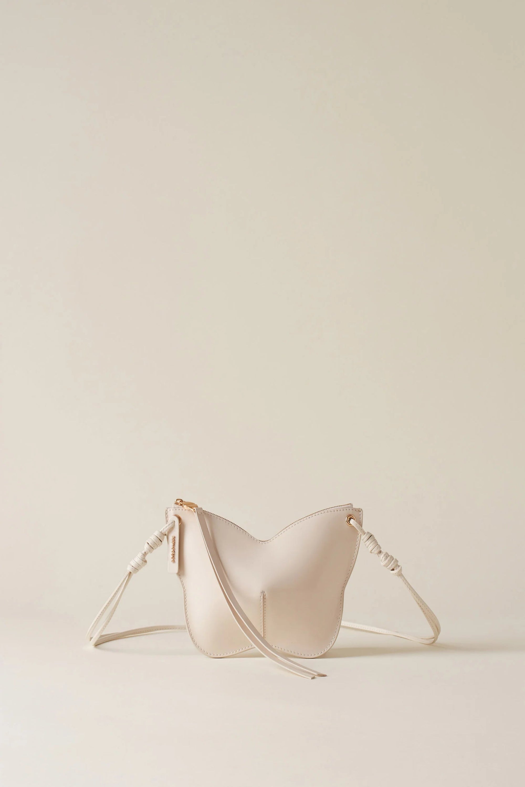 https://admin.shopify.com/store/gulieshop/products/15875905323357#:~:text=https%3A//www.gulieshop.it%20%E2%80%BA%20products%20%E2%80%BA%20borbonese%2Dborsa%2Dcross%2Dover%2Dfarfalla%2Ds%2D91010290ac0