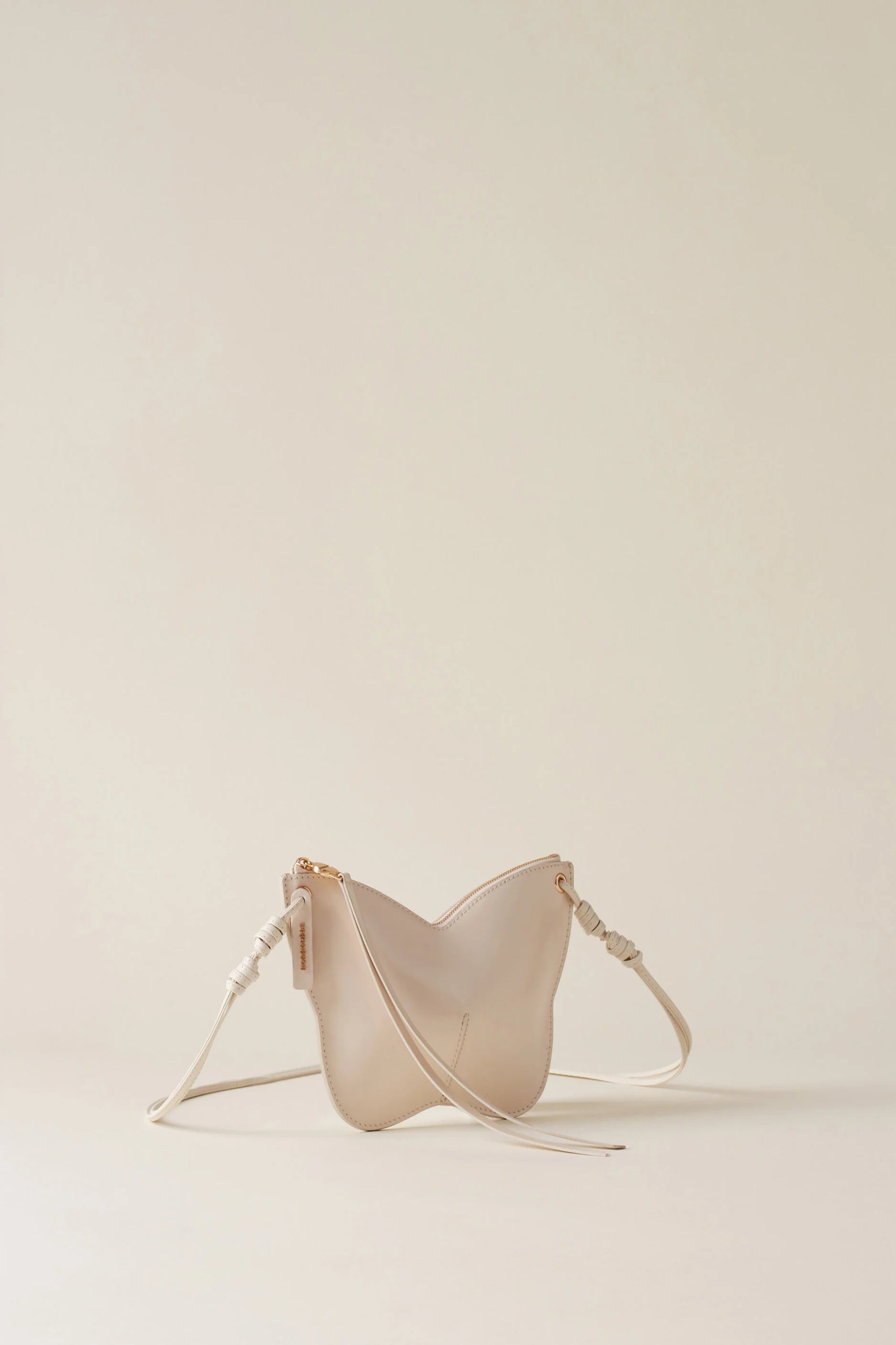 https://admin.shopify.com/store/gulieshop/products/15875905323357#:~:text=https%3A//www.gulieshop.it%20%E2%80%BA%20products%20%E2%80%BA%20borbonese%2Dborsa%2Dcross%2Dover%2Dfarfalla%2Ds%2D91010290ac0