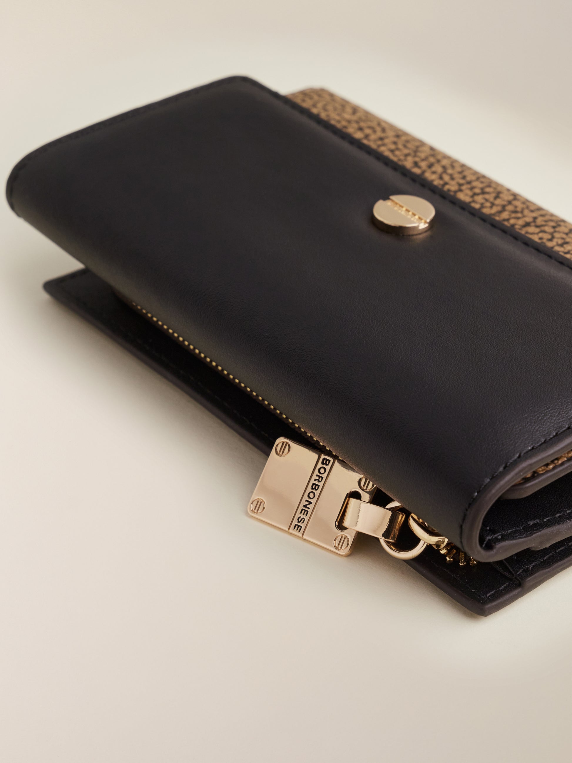 https://admin.shopify.com/store/gulieshop/products/15615140790621#:~:text=https%3A//www.gulieshop.it%20%E2%80%BA%20products%20%E2%80%BA%20borbonese%2Dportafoglio%2Dmedio%2Dcon%2Dpatta%2D91020036220