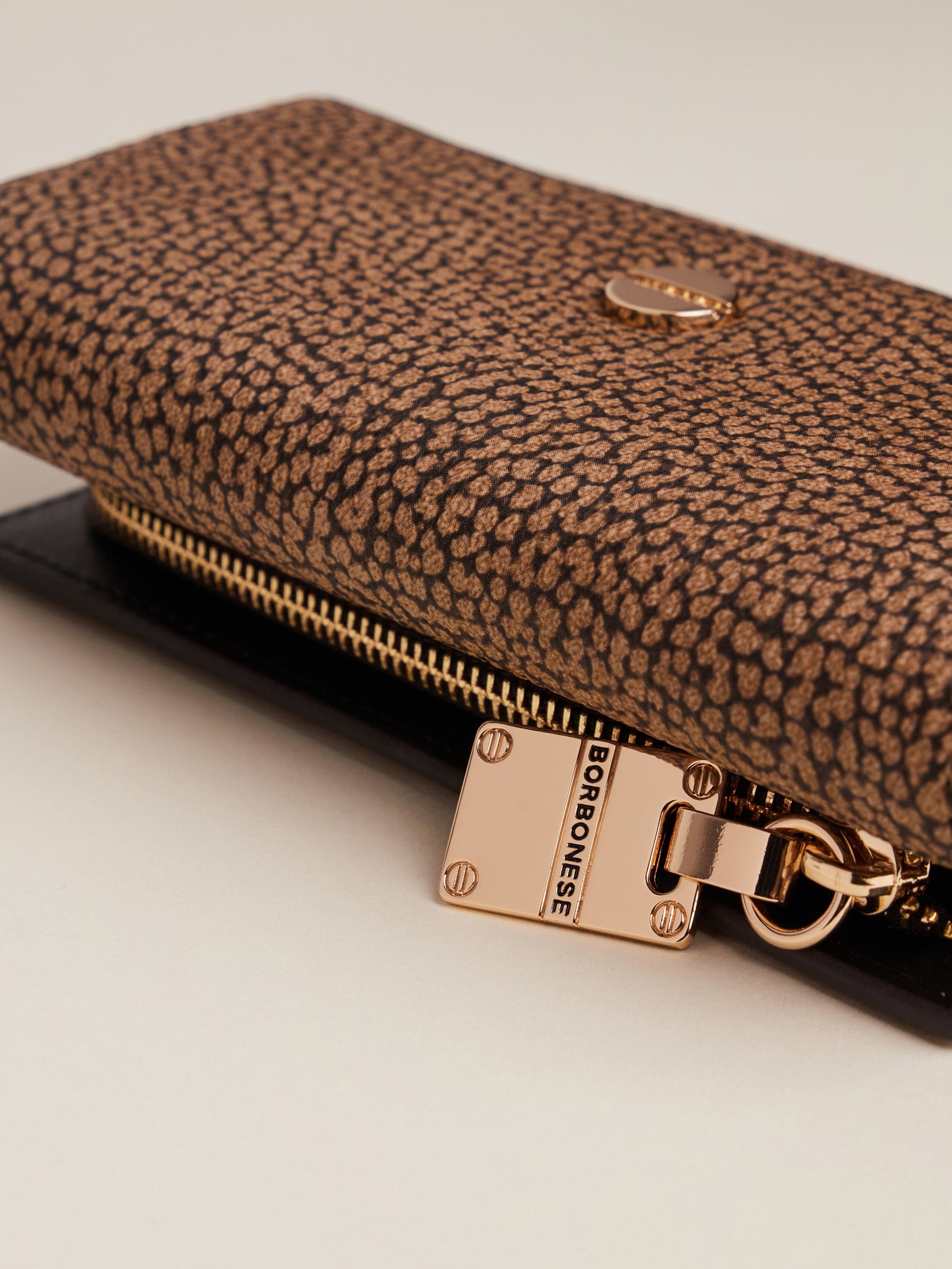 https://admin.shopify.com/store/gulieshop/products/15269744279901#:~:text=https%3A//www.gulieshop.it%20%E2%80%BA%20products%20%E2%80%BA%20borbonese%2Dportafoglio%2Dcon%2Dpatta%2De%2Dzip%2D920057ano