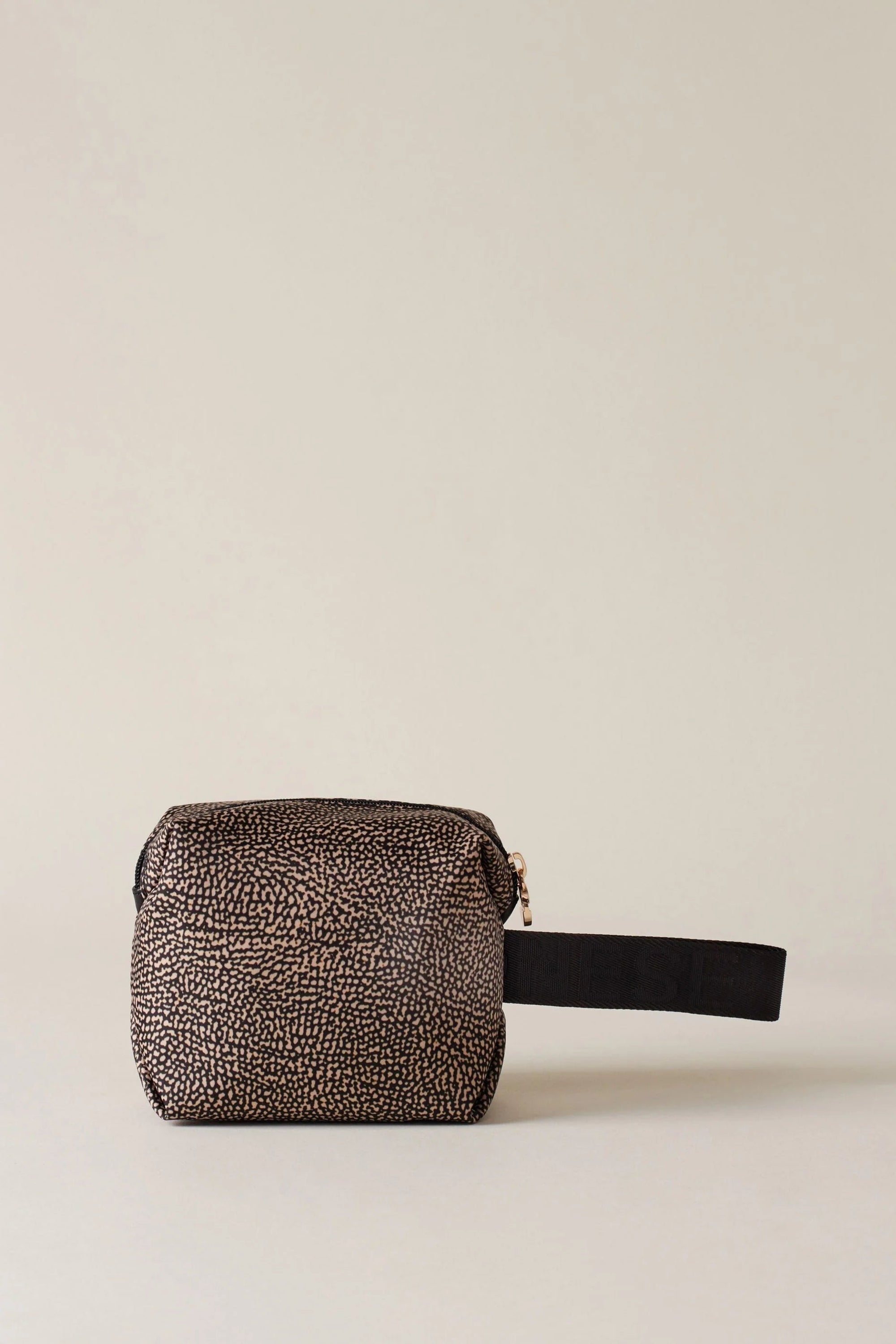 https://admin.shopify.com/store/gulieshop/products/15875905356125#:~:text=https%3A//www.gulieshop.it%20%E2%80%BA%20products%20%E2%80%BA%20borbonese%2Dportatutto%2Dl%2Dc%2Dmaniglia%2D91020060i15