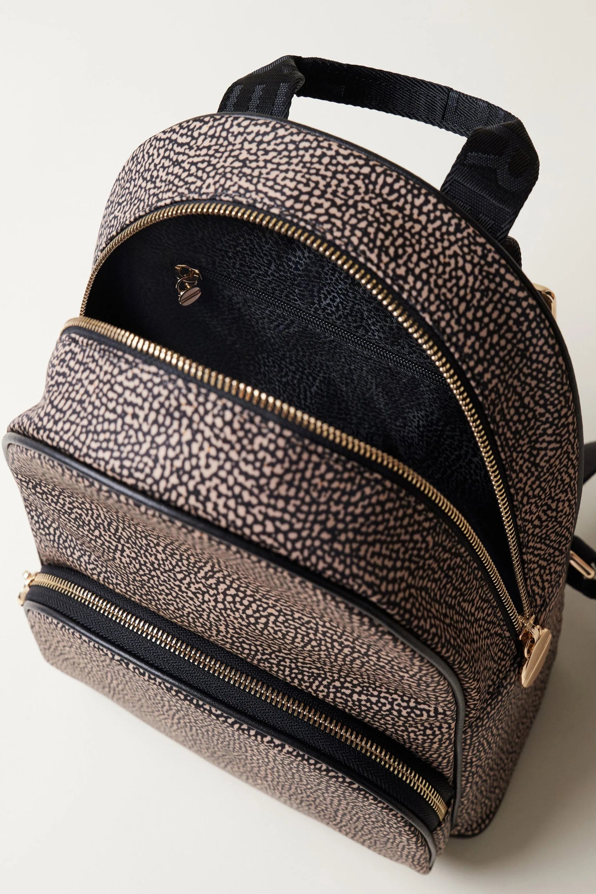 https://admin.shopify.com/store/gulieshop/products/15875905225053#:~:text=https%3A//www.gulieshop.it%20%E2%80%BA%20products%20%E2%80%BA%20borbonese%2Dzaino%2Dmedium%2D934136i15