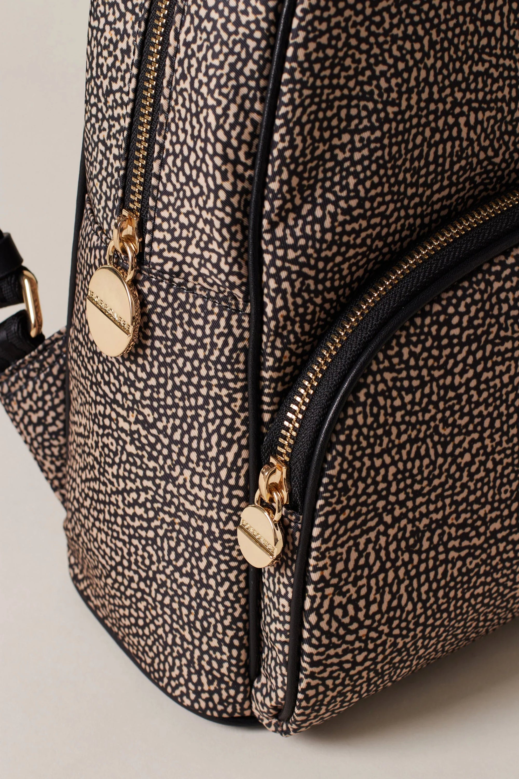 https://admin.shopify.com/store/gulieshop/products/15875905225053#:~:text=https%3A//www.gulieshop.it%20%E2%80%BA%20products%20%E2%80%BA%20borbonese%2Dzaino%2Dmedium%2D934136i15