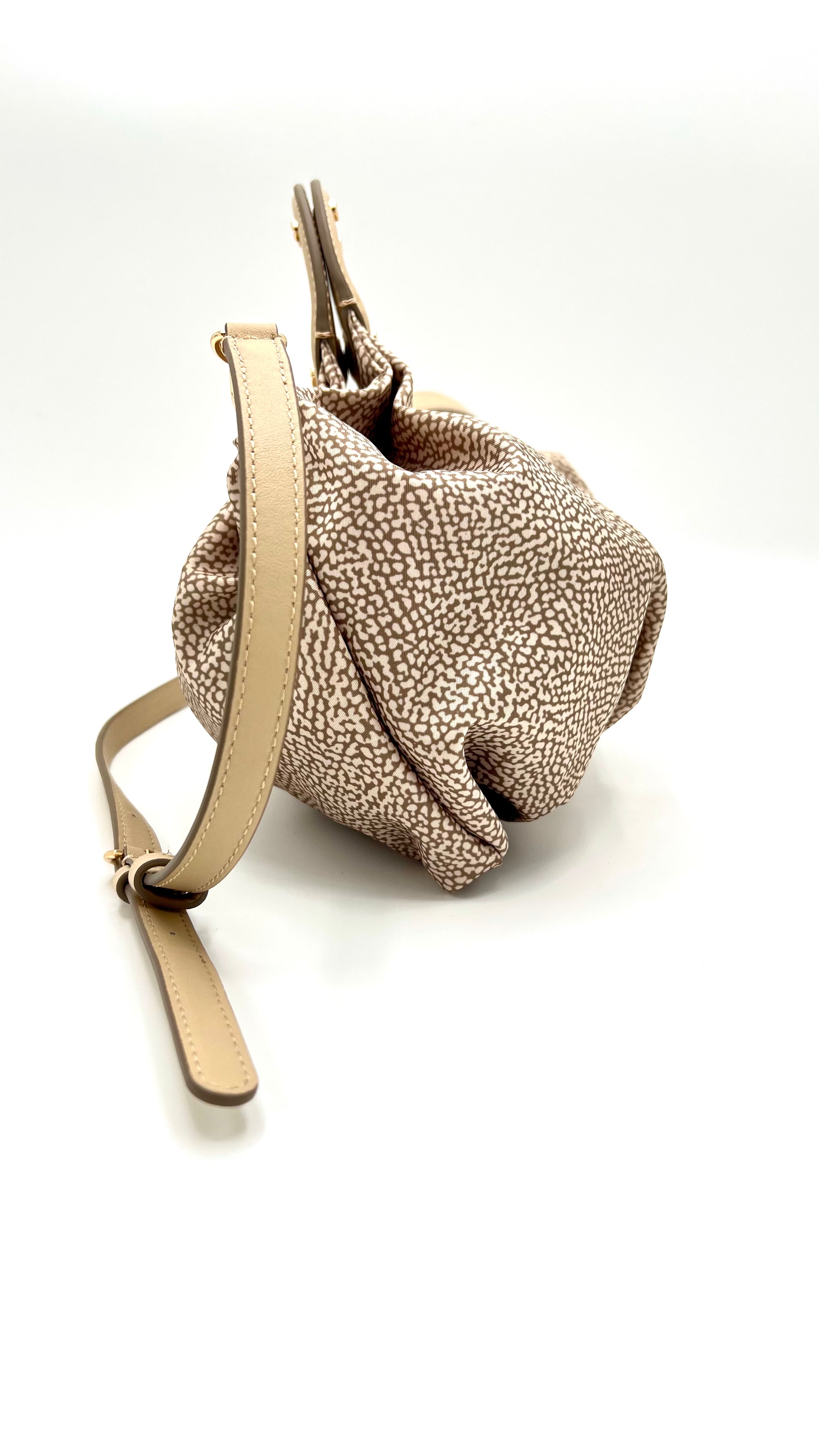 https://admin.shopify.com/store/gulieshop/products/15989763670365#:~:text=https%3A//www.gulieshop.it%20%E2%80%BA%20products%20%E2%80%BA%20borbonese%2Dborsa%2Da%2Dmano%2D91010210ah1%2D3