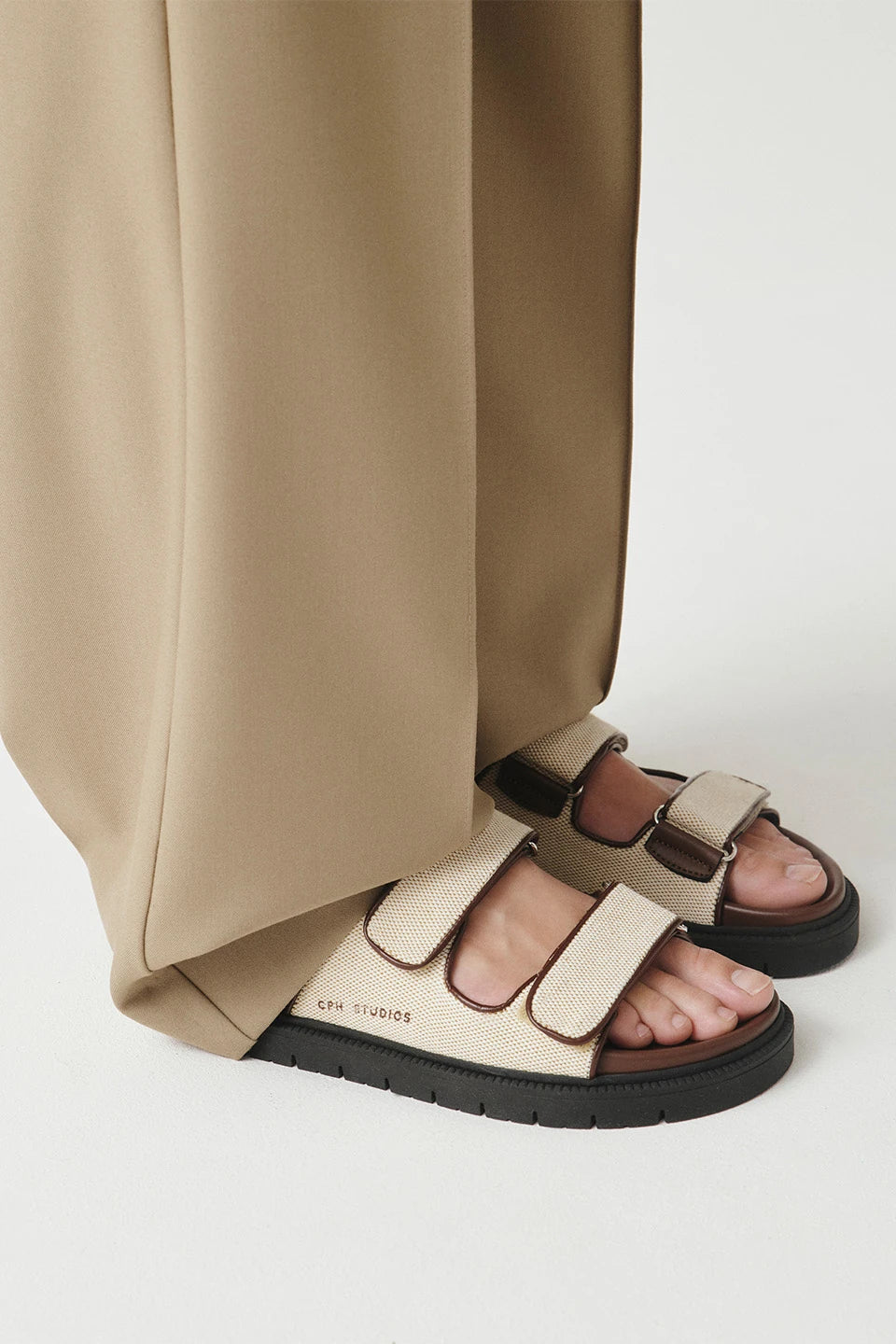 https://admin.shopify.com/store/gulieshop/products/16084794933597#:~:text=https%3A//www.gulieshop.it%20%E2%80%BA%20products%20%E2%80%BA%20copenhagen%2Dciabatta%2Din%2Dpelle%2De%2Dtessuto%2Dcph704