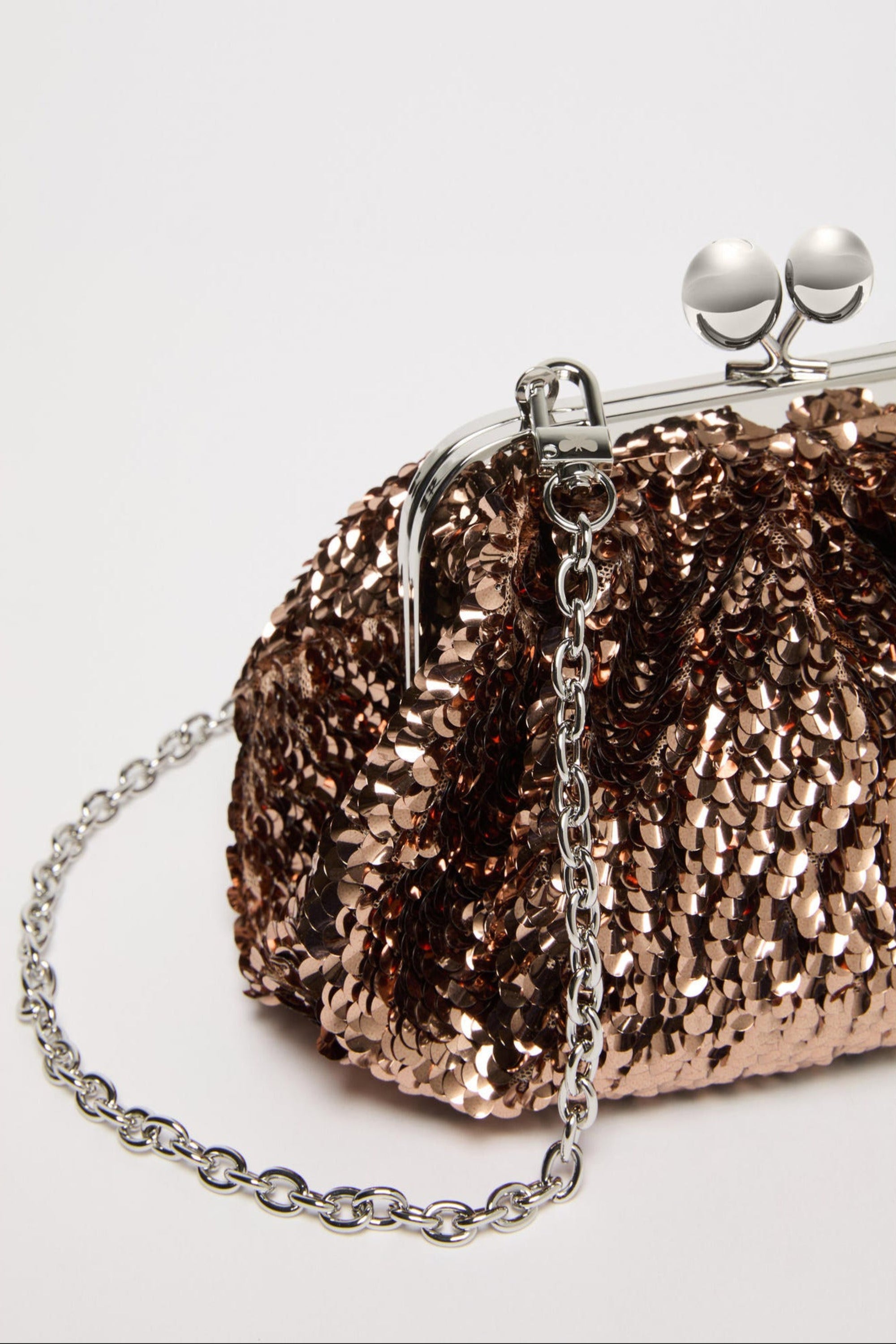 https://admin.shopify.com/store/gulieshop/products/15866889306461#:~:text=https%3A//www.gulieshop.it%20%E2%80%BA%20products%20%E2%80%BA%20maxmara%2Dweekend%2Dborsa%2Dpasticcino%2Dcon%2Dpaillettes%2Dwkatarga