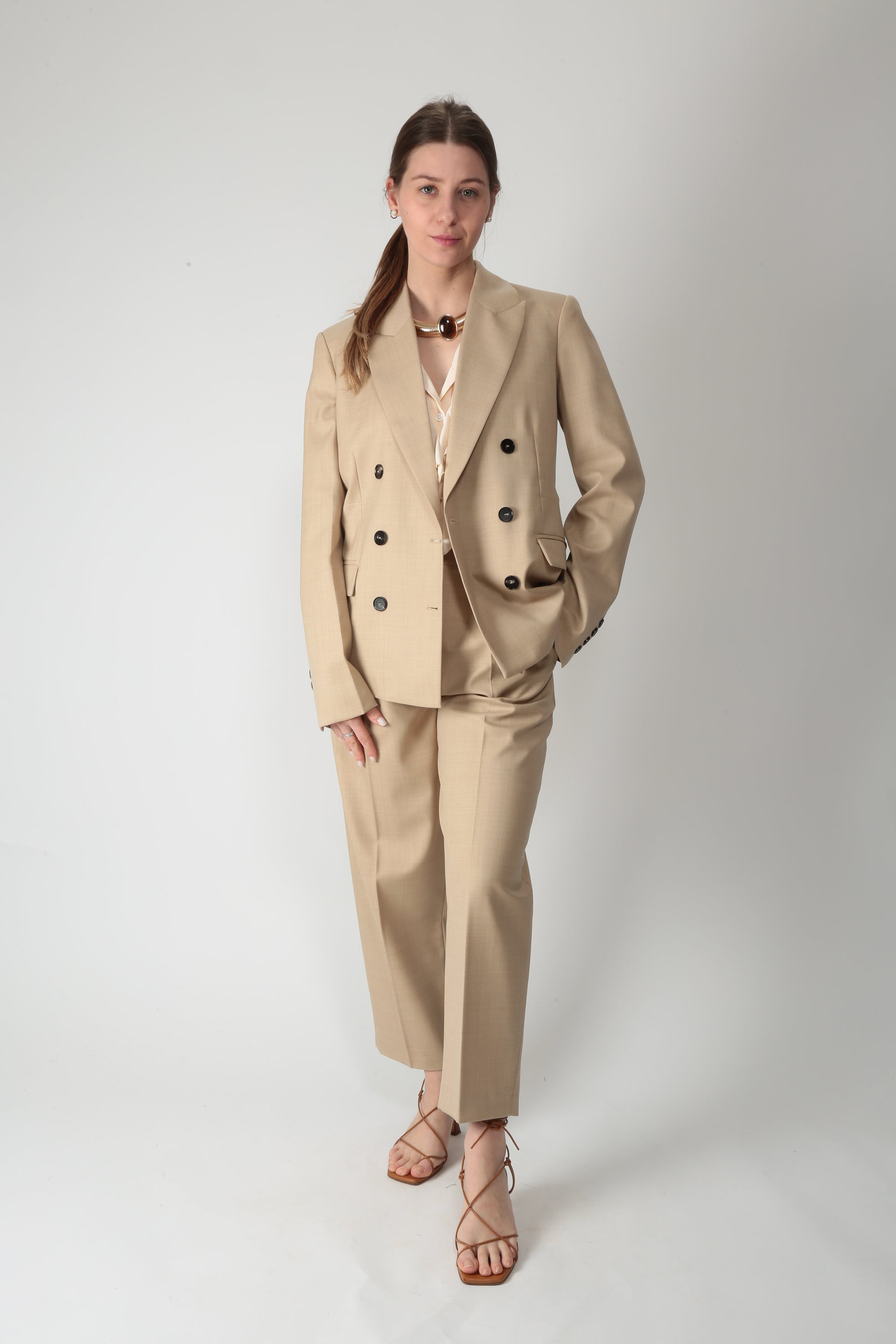 https://admin.shopify.com/store/gulieshop/products/15877223154013#:~:text=https%3A//www.gulieshop.it%20%E2%80%BA%20products%20%E2%80%BA%20l%2Dconti%2Dgiacca%2Ddoppiopetto%2Dfarrell%2Df6sn49