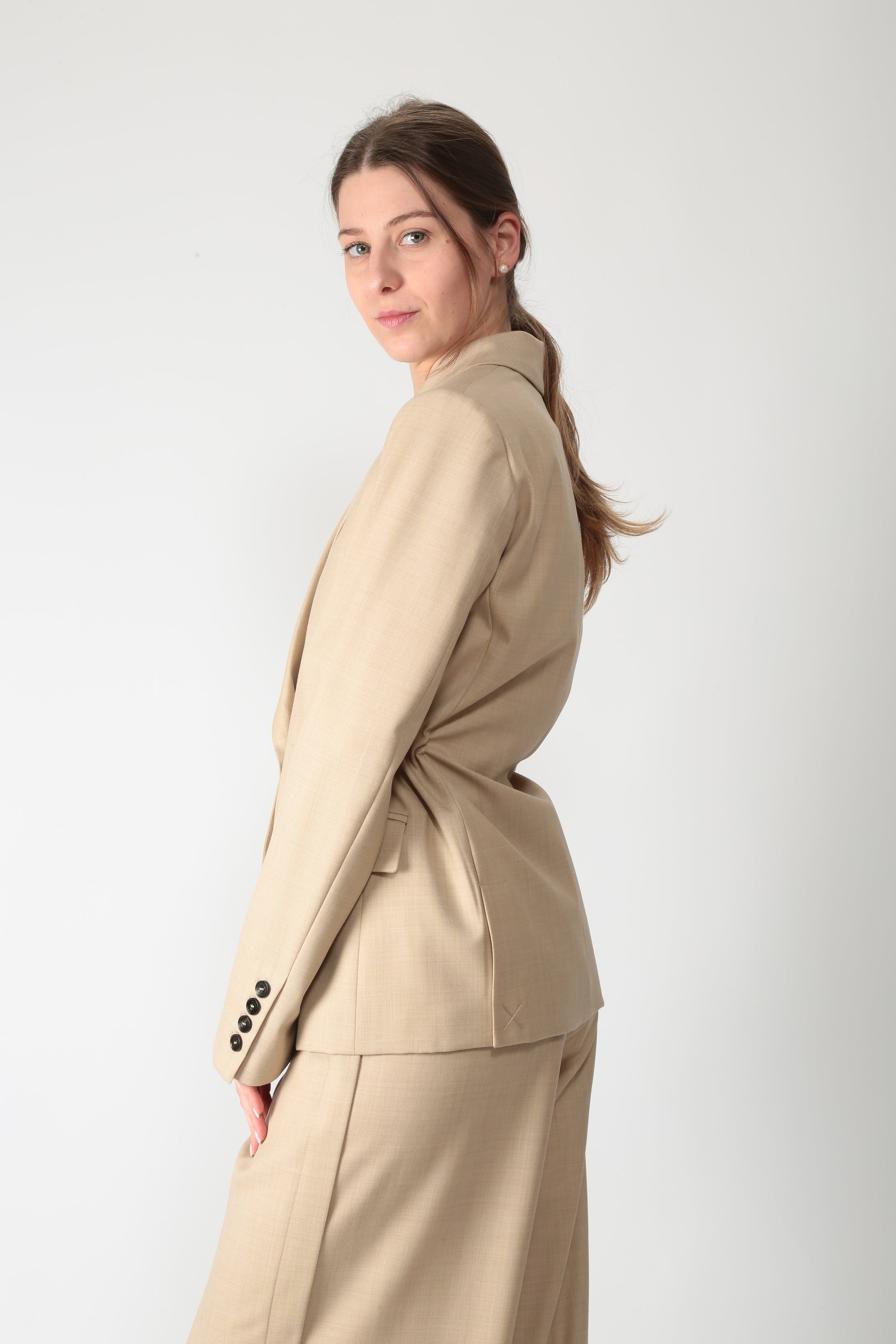 https://admin.shopify.com/store/gulieshop/products/15877223154013#:~:text=https%3A//www.gulieshop.it%20%E2%80%BA%20products%20%E2%80%BA%20l%2Dconti%2Dgiacca%2Ddoppiopetto%2Dfarrell%2Df6sn49
