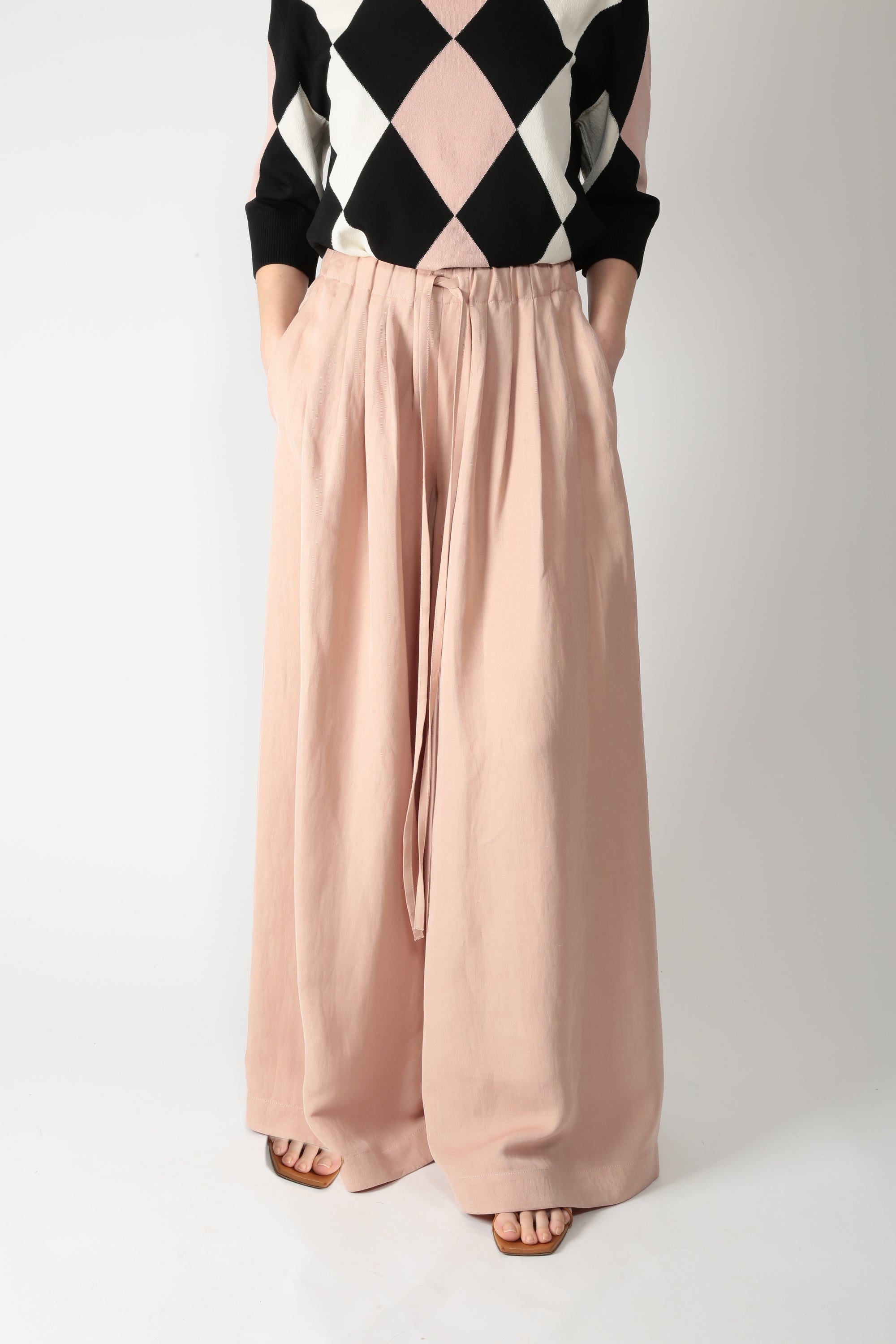 https://admin.shopify.com/store/gulieshop/products/15877227020637#:~:text=https%3A//www.gulieshop.it%20%E2%80%BA%20products%20%E2%80%BA%20l%2Dconti%2Dpantalone%2Dampio%2Dloren%2Df6sl75