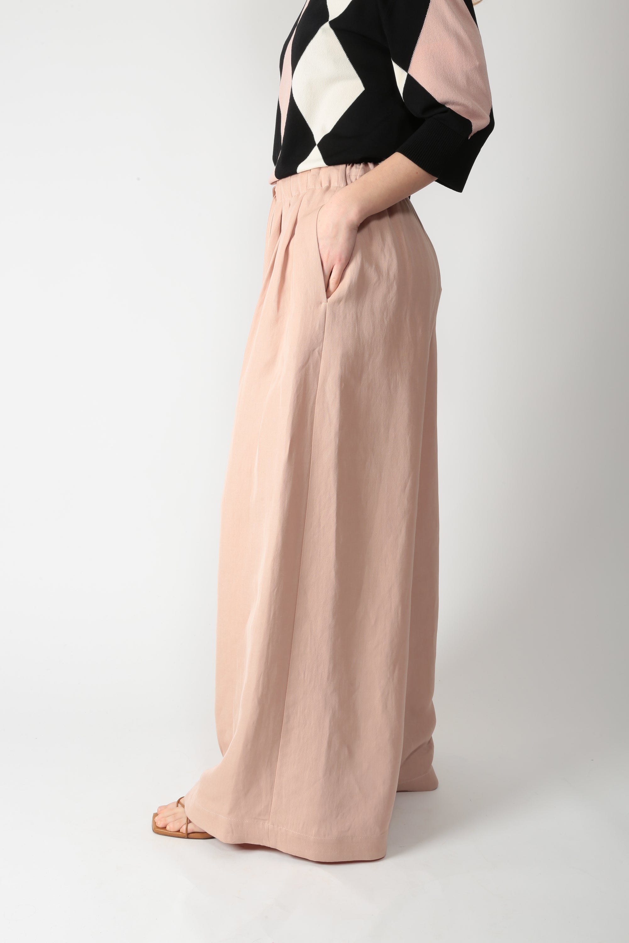 https://admin.shopify.com/store/gulieshop/products/15877227020637#:~:text=https%3A//www.gulieshop.it%20%E2%80%BA%20products%20%E2%80%BA%20l%2Dconti%2Dpantalone%2Dampio%2Dloren%2Df6sl75