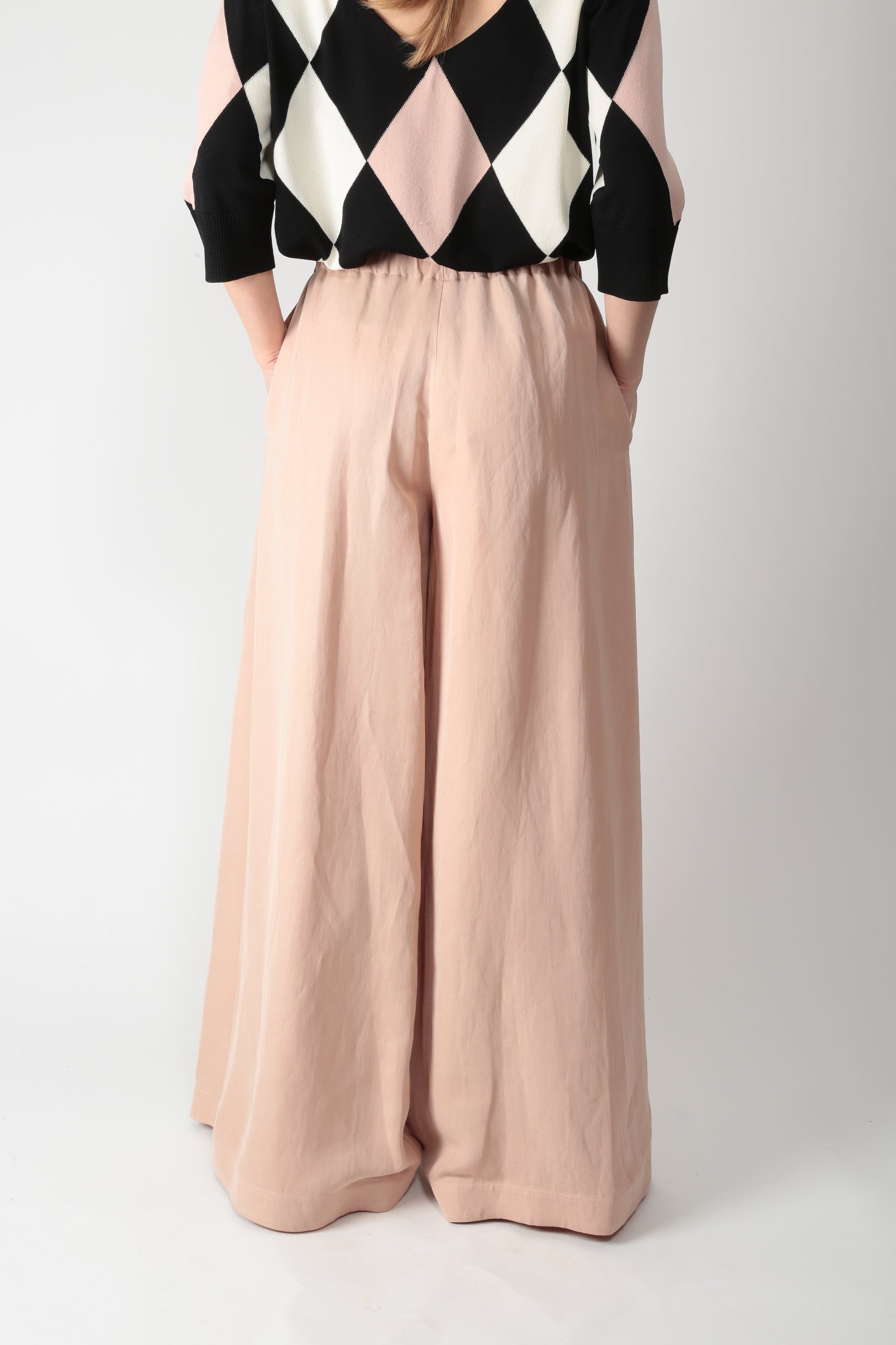 https://admin.shopify.com/store/gulieshop/products/15877227020637#:~:text=https%3A//www.gulieshop.it%20%E2%80%BA%20products%20%E2%80%BA%20l%2Dconti%2Dpantalone%2Dampio%2Dloren%2Df6sl75