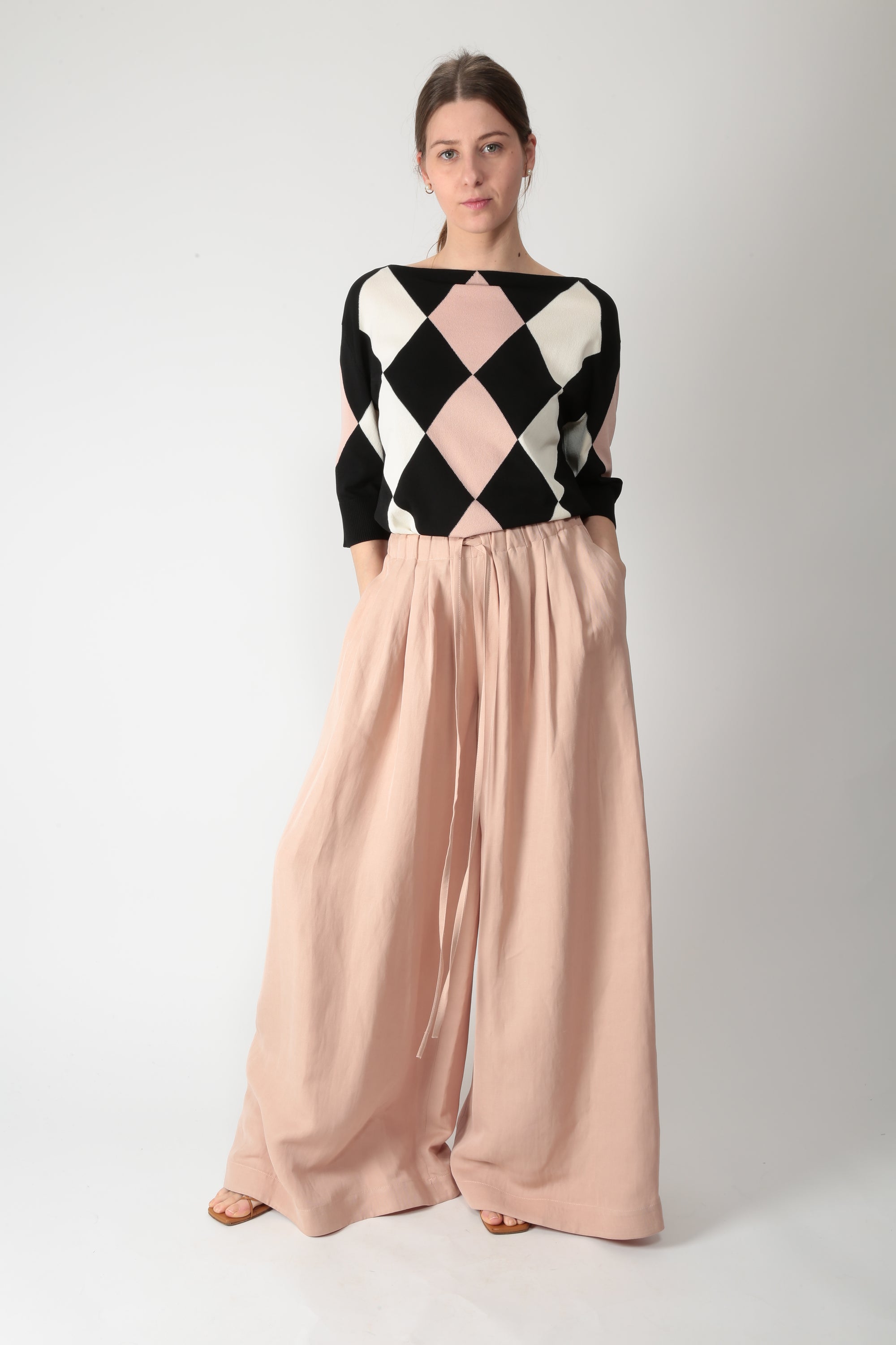 https://admin.shopify.com/store/gulieshop/products/15877227020637#:~:text=https%3A//www.gulieshop.it%20%E2%80%BA%20products%20%E2%80%BA%20l%2Dconti%2Dpantalone%2Dampio%2Dloren%2Df6sl75