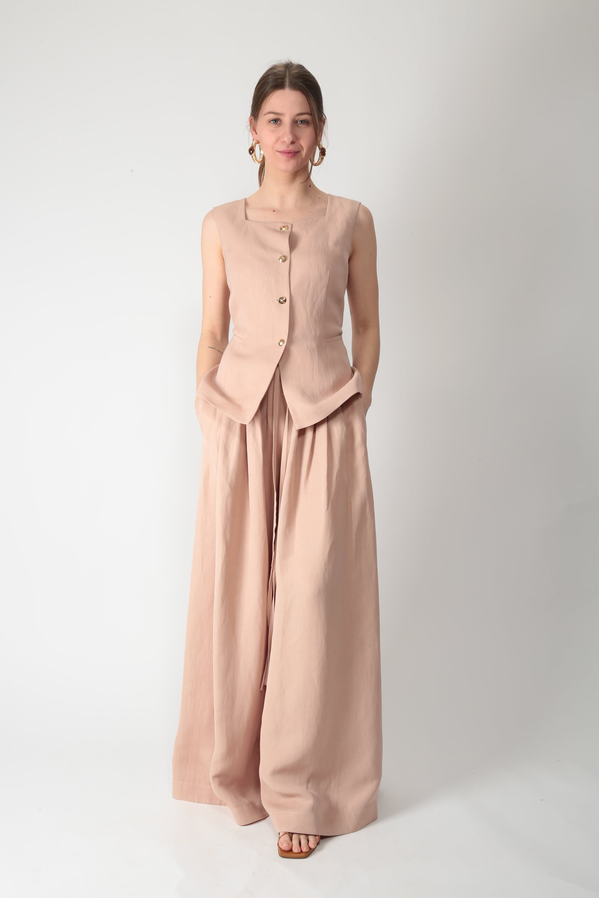 https://admin.shopify.com/store/gulieshop/products/15877227020637#:~:text=https%3A//www.gulieshop.it%20%E2%80%BA%20products%20%E2%80%BA%20l%2Dconti%2Dpantalone%2Dampio%2Dloren%2Df6sl75
