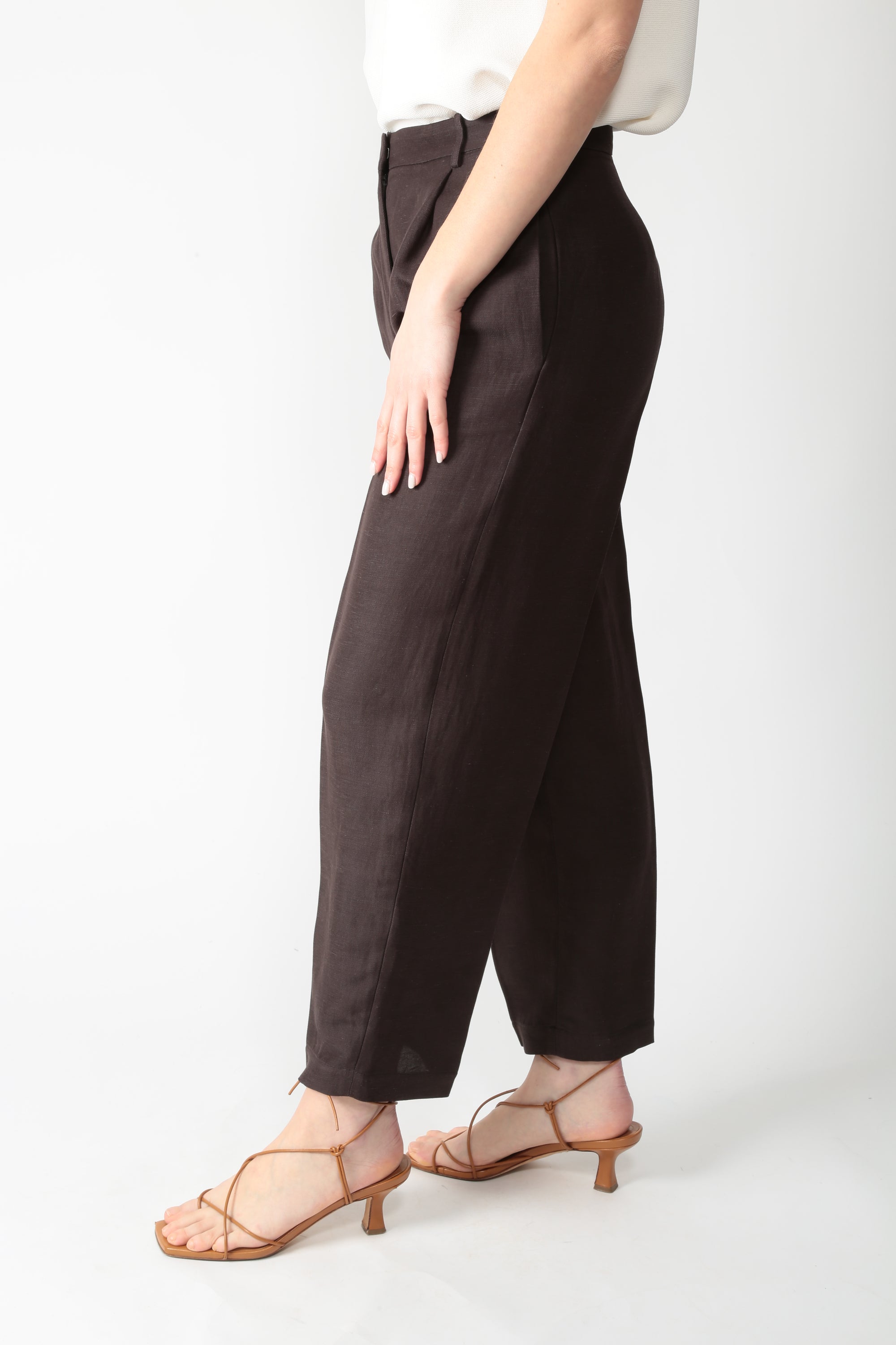 https://admin.shopify.com/store/gulieshop/products/15877226987869#:~:text=https%3A//www.gulieshop.it%20%E2%80%BA%20products%20%E2%80%BA%20l%2Dconti%2Dpantalone%2Dmisto%2Dlino%2Dalexander%2Df6sl77