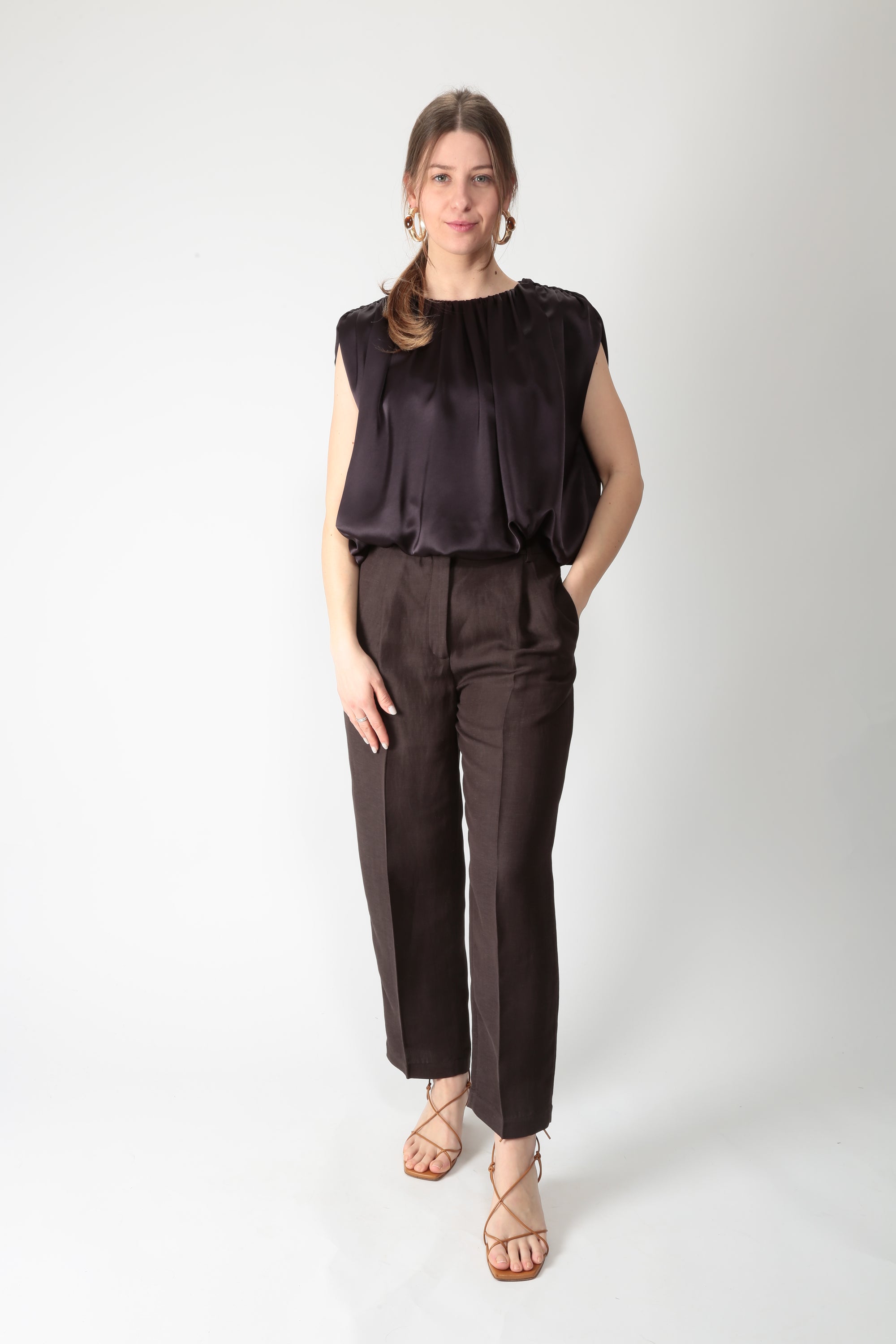 https://admin.shopify.com/store/gulieshop/products/15877226987869#:~:text=https%3A//www.gulieshop.it%20%E2%80%BA%20products%20%E2%80%BA%20l%2Dconti%2Dpantalone%2Dmisto%2Dlino%2Dalexander%2Df6sl77