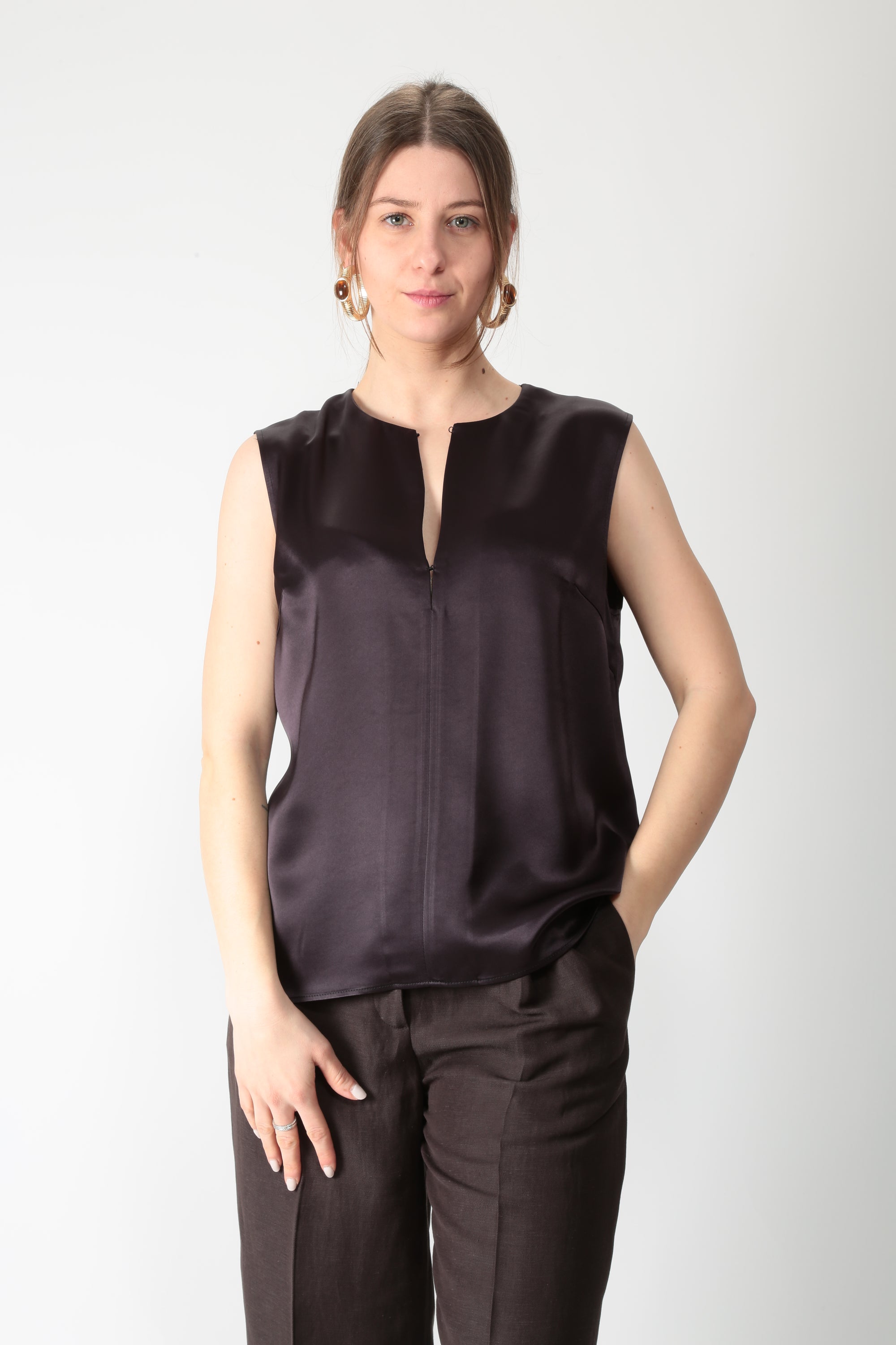 https://admin.shopify.com/store/gulieshop/products/15877227151709#:~:text=https%3A//www.gulieshop.it%20%E2%80%BA%20products%20%E2%80%BA%20l%2Dconti%2Dtop%2Dsmanicato%2Df6ss58