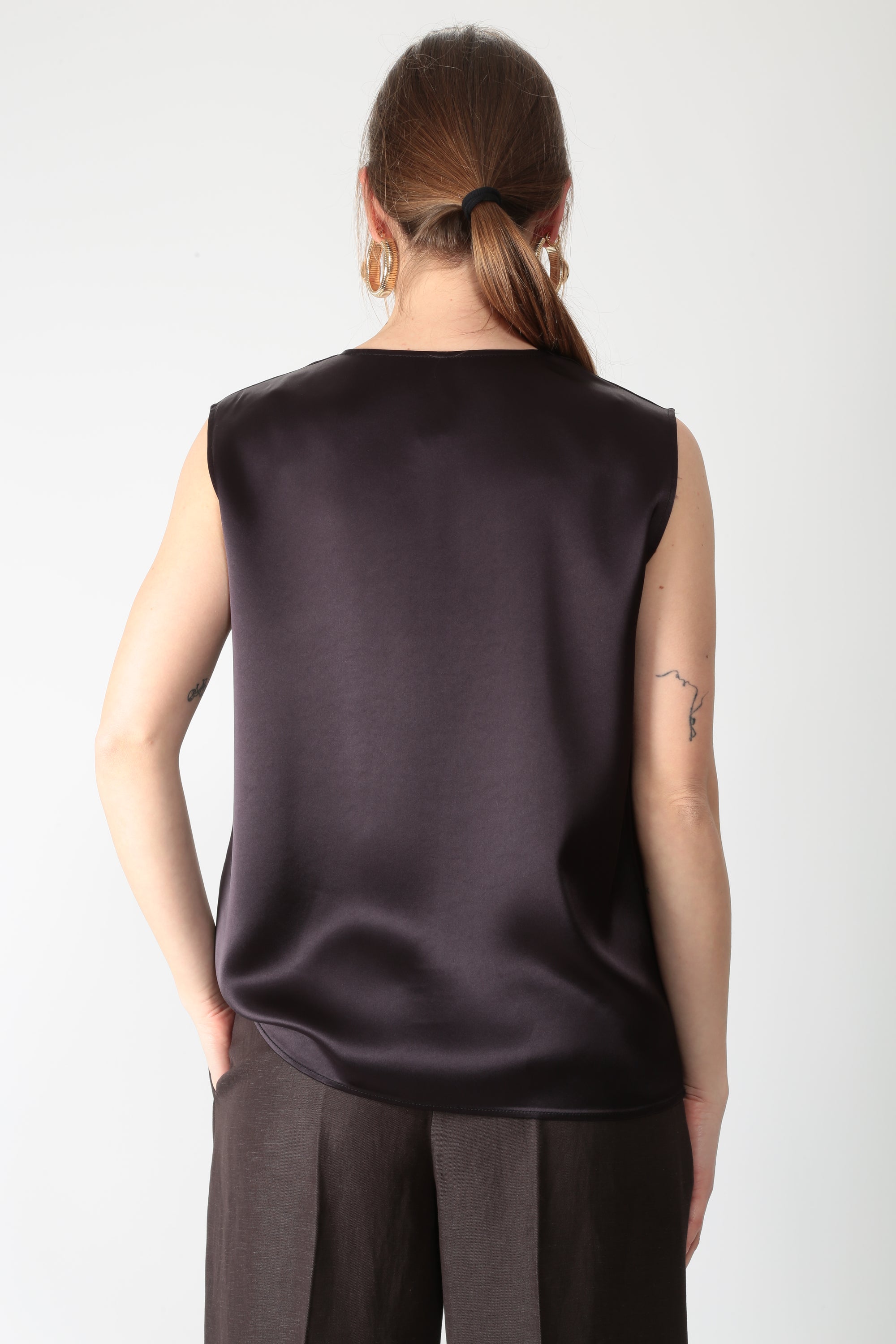 https://admin.shopify.com/store/gulieshop/products/15877227151709#:~:text=https%3A//www.gulieshop.it%20%E2%80%BA%20products%20%E2%80%BA%20l%2Dconti%2Dtop%2Dsmanicato%2Df6ss58