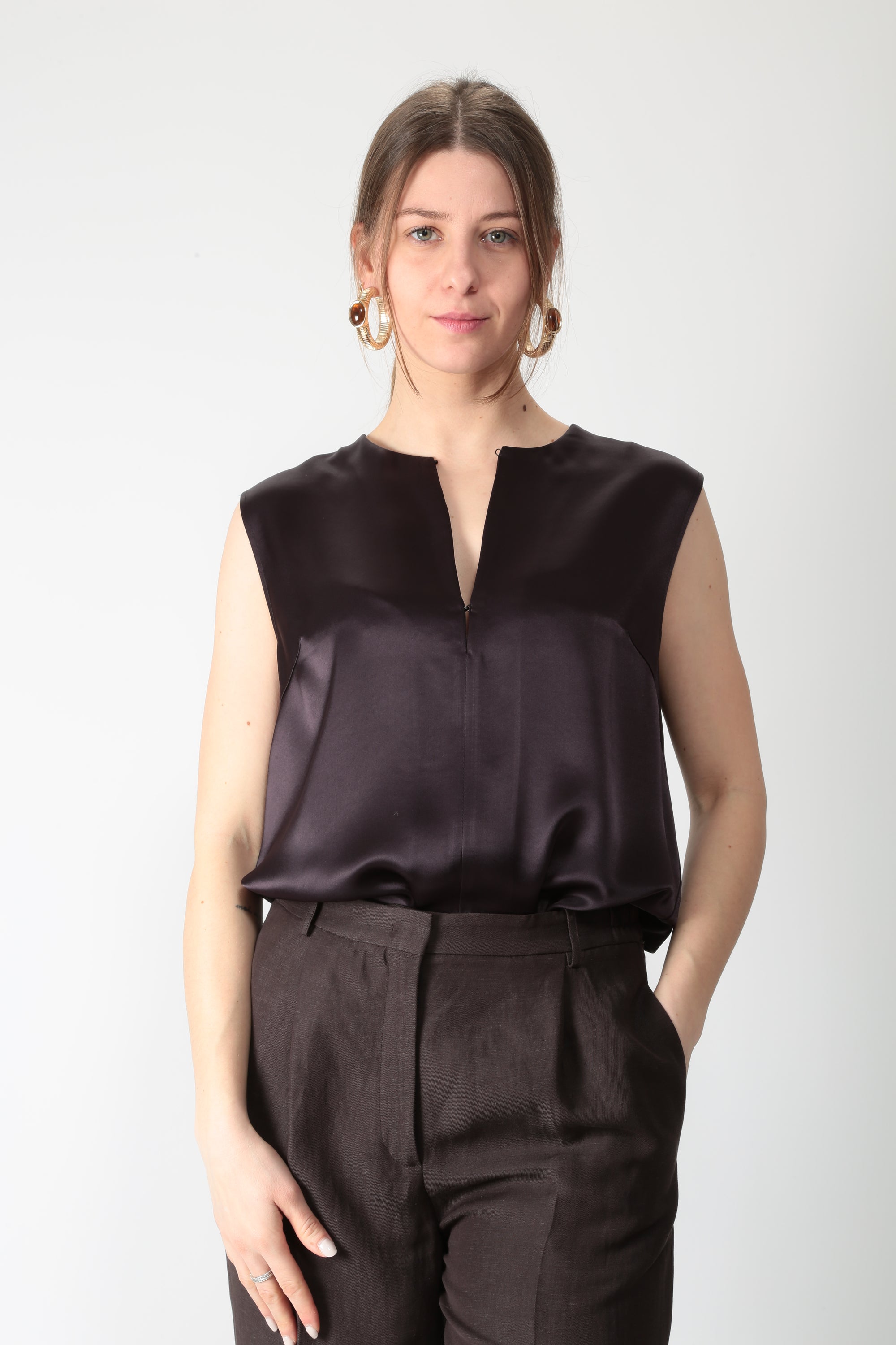 https://admin.shopify.com/store/gulieshop/products/15877227151709#:~:text=https%3A//www.gulieshop.it%20%E2%80%BA%20products%20%E2%80%BA%20l%2Dconti%2Dtop%2Dsmanicato%2Df6ss58