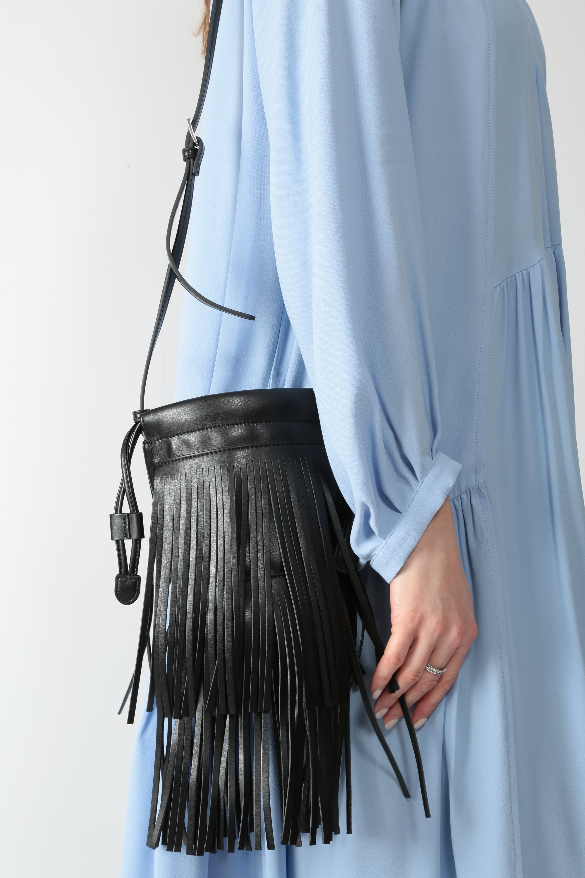 https://admin.shopify.com/store/gulieshop/products/15877227479389#:~:text=https%3A//www.gulieshop.it%20%E2%80%BA%20products%20%E2%80%BA%20l%2Dconti%2Dborsa%2Dsecchiello%2Dcon%2Dfrange%2Debony%2Da6sa37