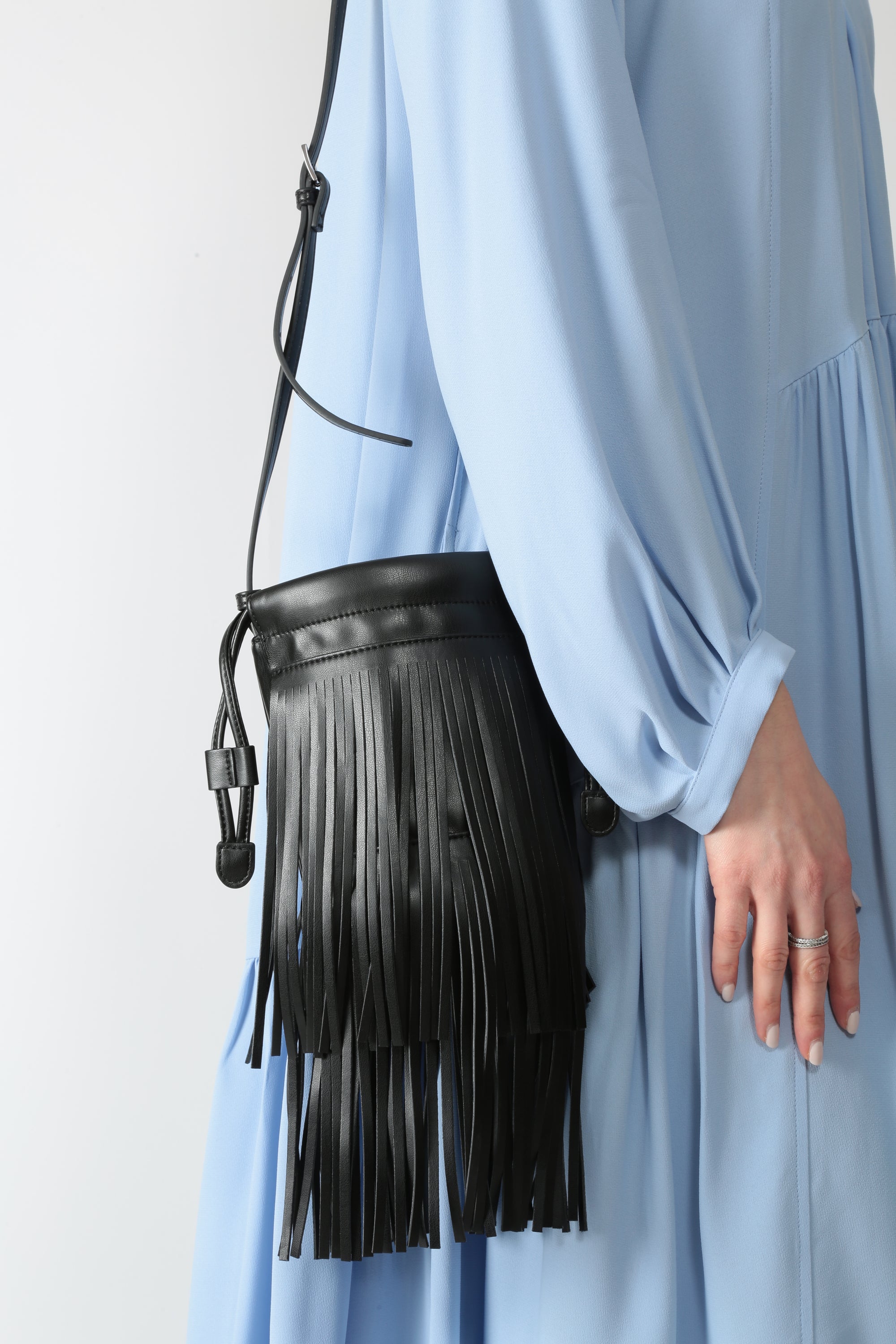 https://admin.shopify.com/store/gulieshop/products/15877227479389#:~:text=https%3A//www.gulieshop.it%20%E2%80%BA%20products%20%E2%80%BA%20l%2Dconti%2Dborsa%2Dsecchiello%2Dcon%2Dfrange%2Debony%2Da6sa37