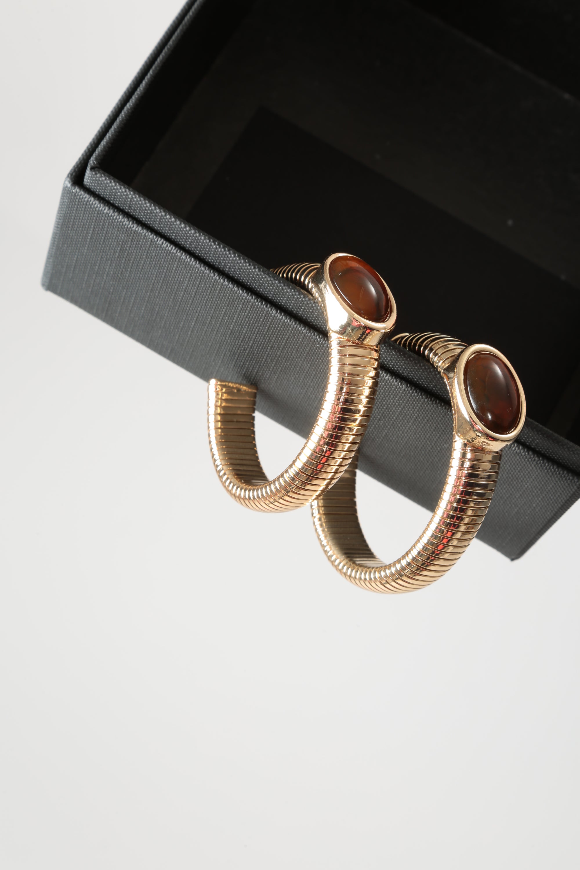 https://admin.shopify.com/store/gulieshop/products/15877227413853#:~:text=https%3A//www.gulieshop.it%20%E2%80%BA%20products%20%E2%80%BA%20l%2Dconti%2Dorecchino%2Dcon%2Dpietra%2Dtabita%2Da6sj37