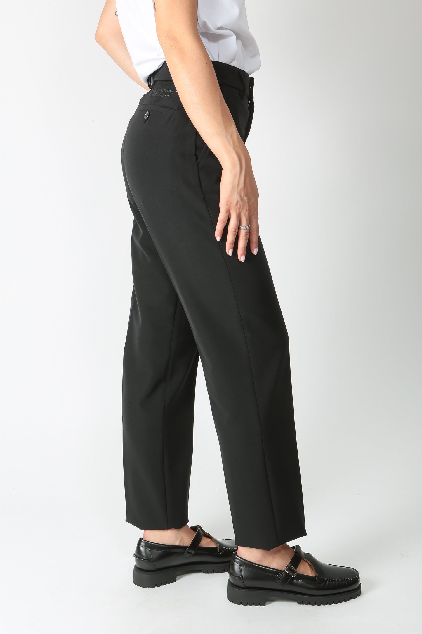 https://admin.shopify.com/store/gulieshop/products/9828218503517#:~:text=https%3A//www.gulieshop.it%20%E2%80%BA%20prodotti%20%E2%80%BA%20department%2D5%2Dpantalone%2Dduchess%2Ddp10949m2ts0158000e57