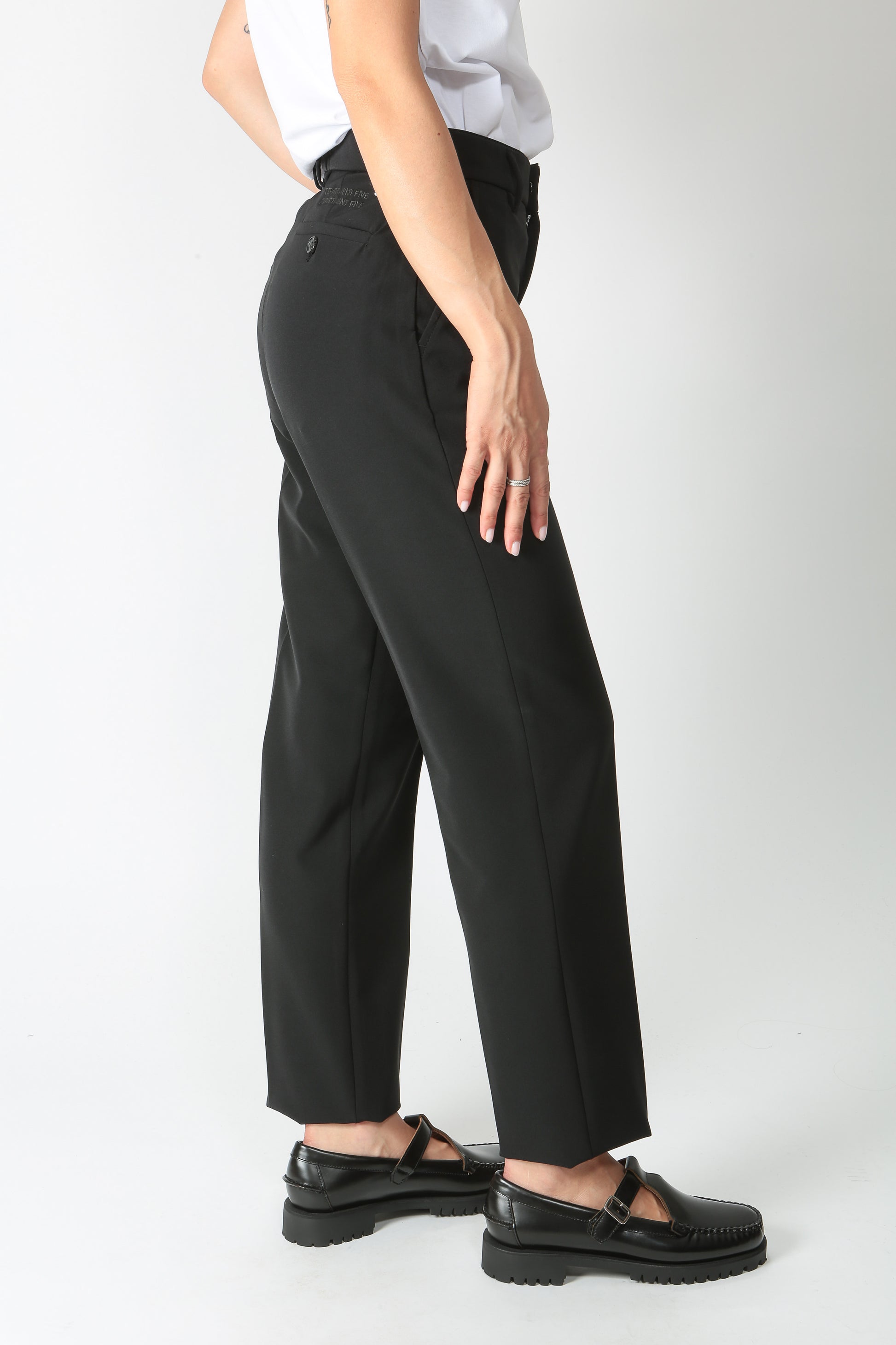 https://admin.shopify.com/store/gulieshop/products/9828218503517#:~:text=https%3A//www.gulieshop.it%20%E2%80%BA%20prodotti%20%E2%80%BA%20department%2D5%2Dpantalone%2Dduchess%2Ddp10949m2ts0158000e57