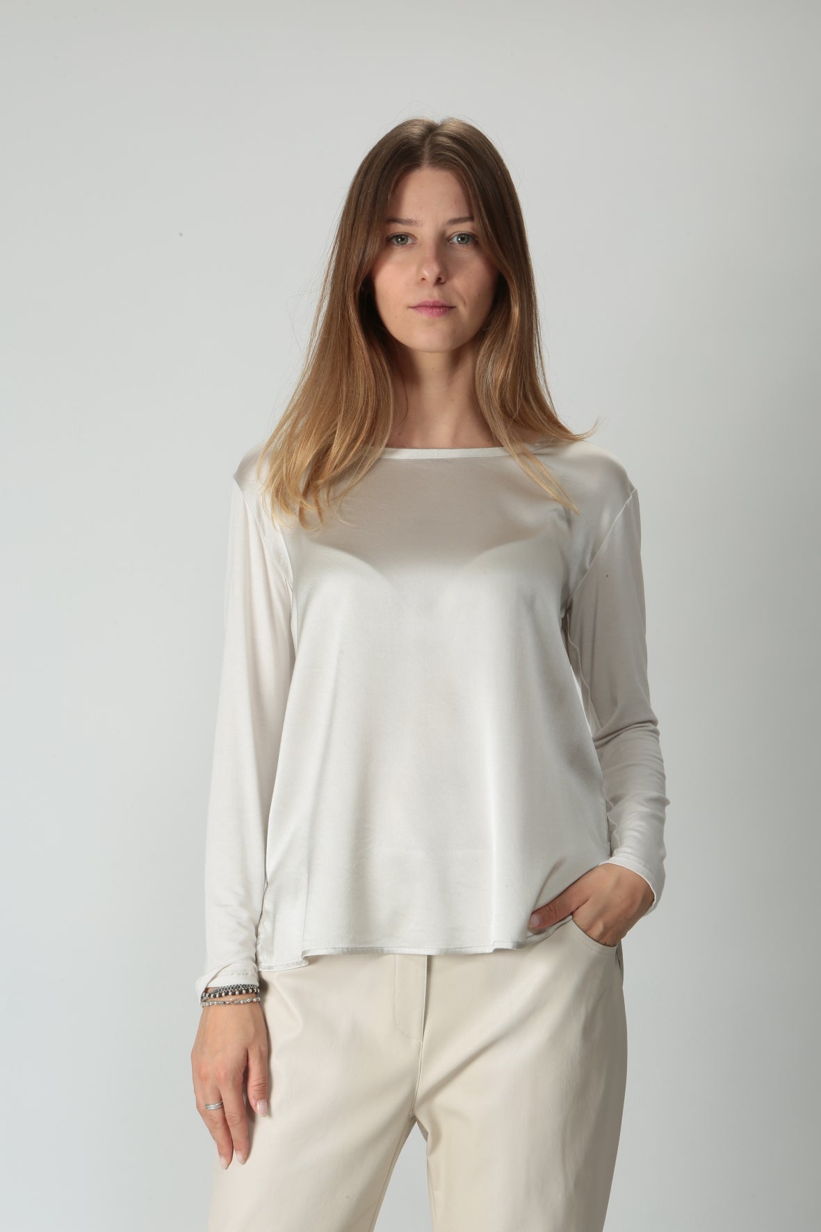 https://admin.shopify.com/store/gulieshop/products/9890716746077#:~:text=https%3A//www.gulieshop.it%20%E2%80%BA%20products%20%E2%80%BA%20maida%2Dmila%2Dt%2Dshirt%2Din%2Dseta%2Dmanica%2Dlunga%2D245m1004
