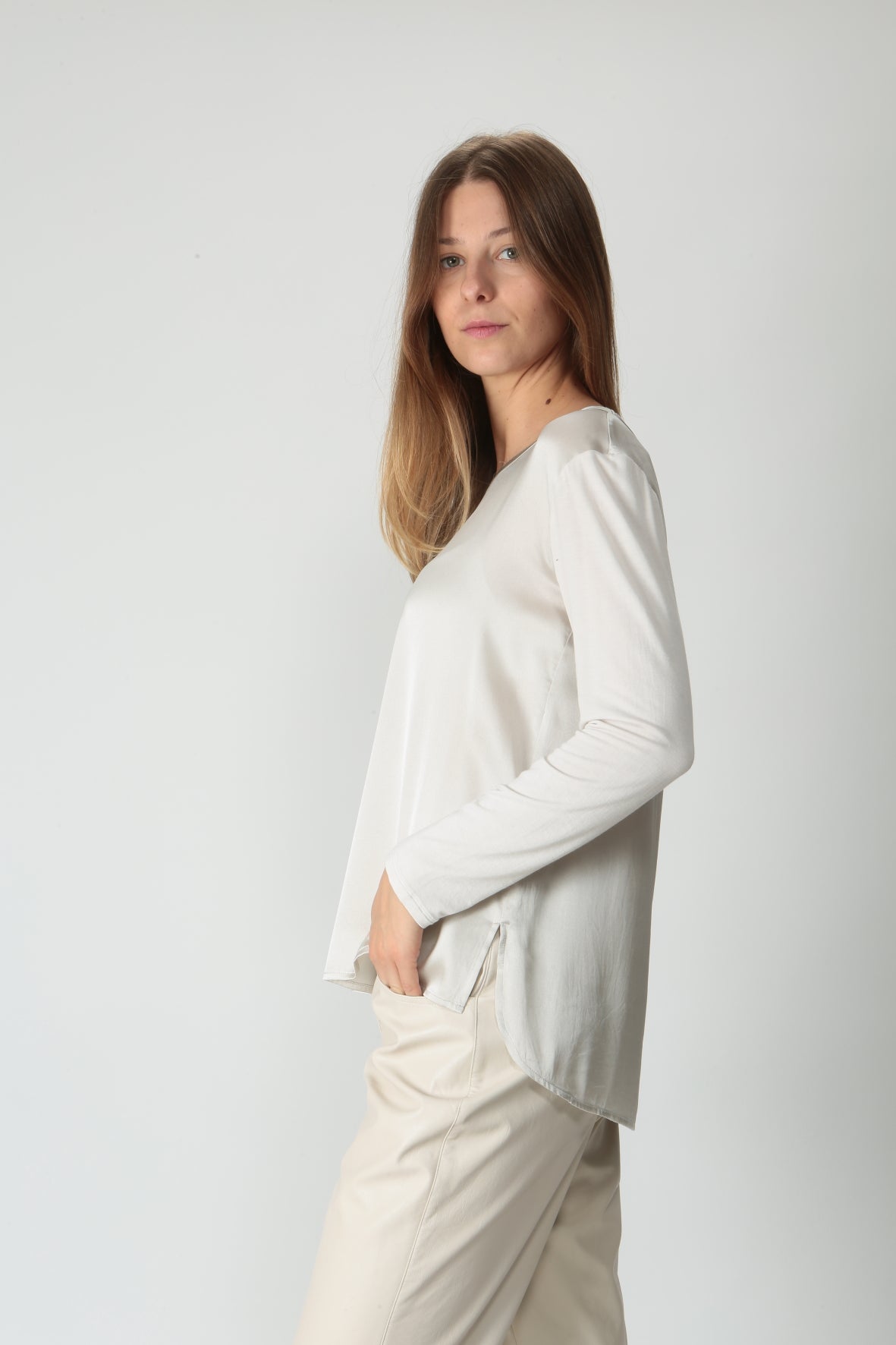https://admin.shopify.com/store/gulieshop/products/9890716746077#:~:text=https%3A//www.gulieshop.it%20%E2%80%BA%20products%20%E2%80%BA%20maida%2Dmila%2Dt%2Dshirt%2Din%2Dseta%2Dmanica%2Dlunga%2D245m1004
