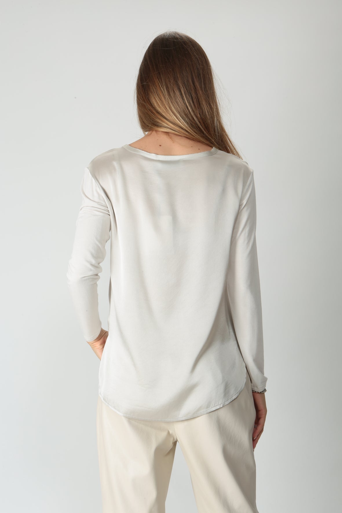 https://admin.shopify.com/store/gulieshop/products/9890716746077#:~:text=https%3A//www.gulieshop.it%20%E2%80%BA%20products%20%E2%80%BA%20maida%2Dmila%2Dt%2Dshirt%2Din%2Dseta%2Dmanica%2Dlunga%2D245m1004