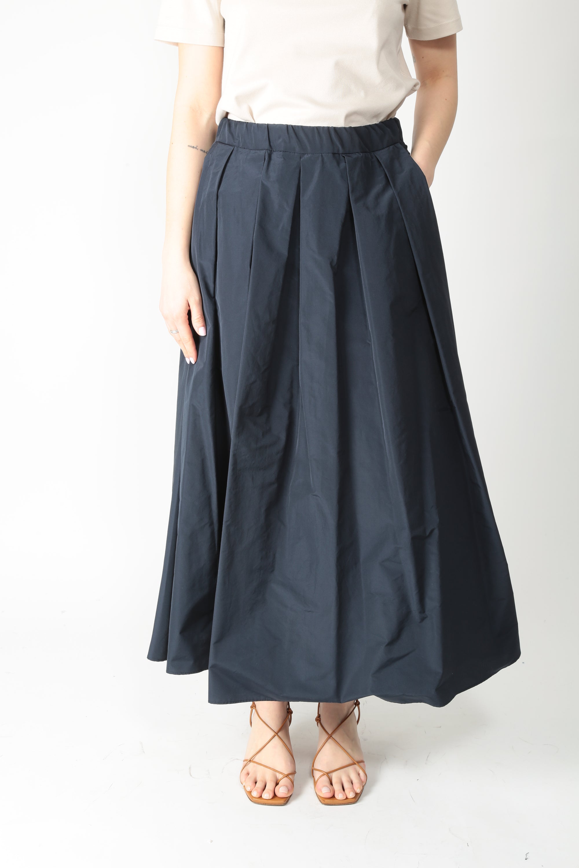 https://admin.shopify.com/store/gulieshop/products/16025718915421#:~:text=https%3A//www.gulieshop.it%20%E2%80%BA%20products%20%E2%80%BA%20maxmara%2Dweekend%2Dgonna%2Dcon%2Dpieghe%2Dwkdformica