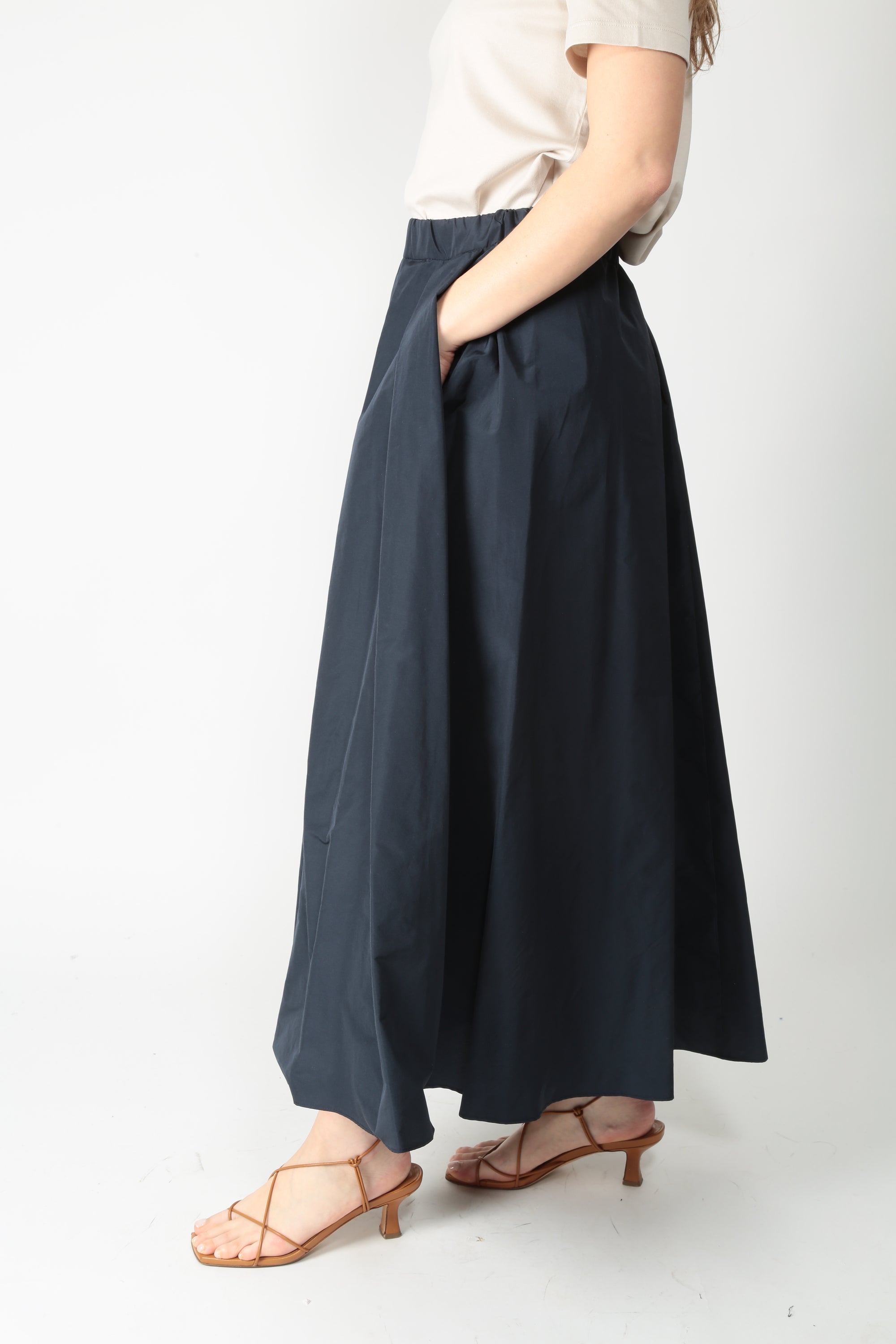 https://admin.shopify.com/store/gulieshop/products/16025718915421#:~:text=https%3A//www.gulieshop.it%20%E2%80%BA%20products%20%E2%80%BA%20maxmara%2Dweekend%2Dgonna%2Dcon%2Dpieghe%2Dwkdformica