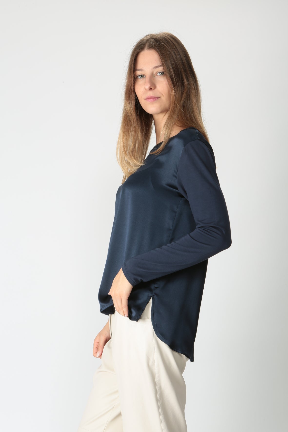 https://admin.shopify.com/store/gulieshop/products/9890716811613#:~:text=https%3A//www.gulieshop.it%20%E2%80%BA%20products%20%E2%80%BA%20maida%2Dmila%2Dt%2Dshirt%2Din%2Dseta%2Dmanica%2Dlunga%2D245m1004%2D1
