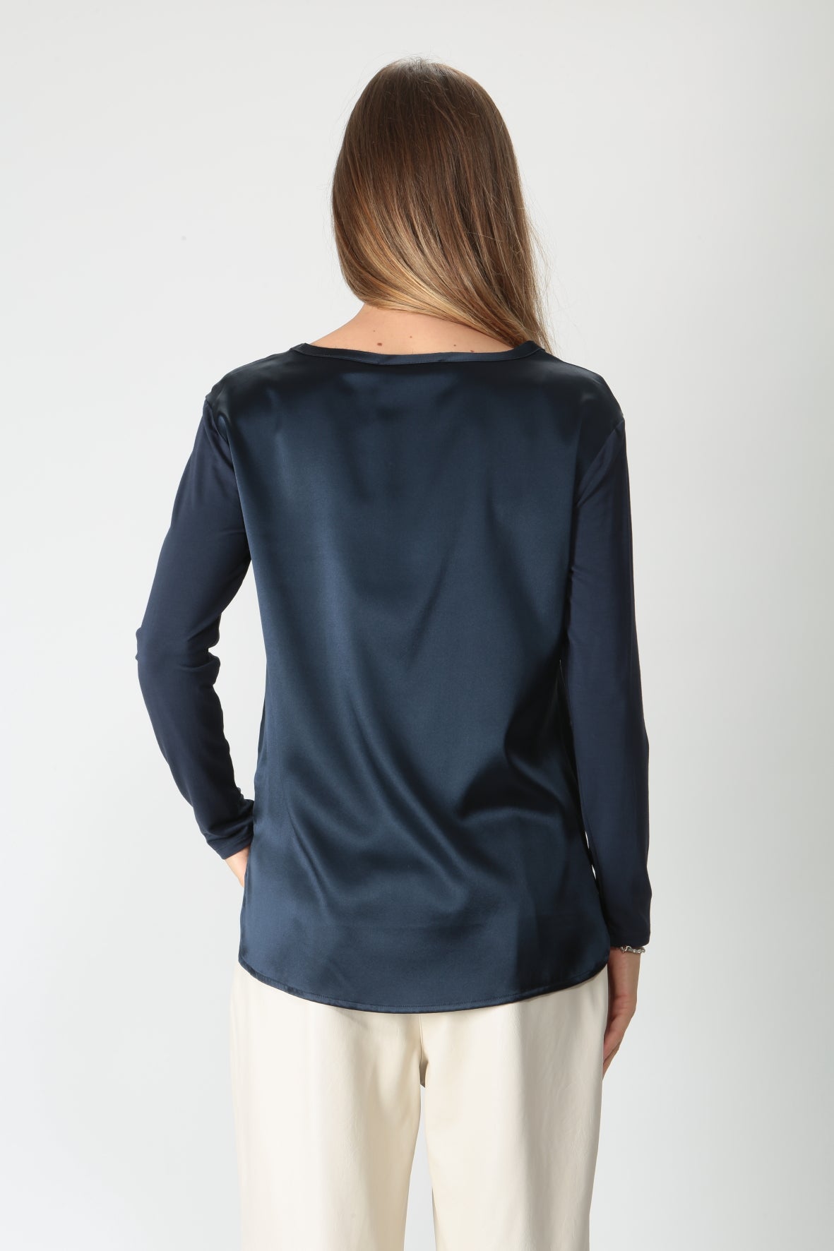 https://admin.shopify.com/store/gulieshop/products/9890716811613#:~:text=https%3A//www.gulieshop.it%20%E2%80%BA%20products%20%E2%80%BA%20maida%2Dmila%2Dt%2Dshirt%2Din%2Dseta%2Dmanica%2Dlunga%2D245m1004%2D1