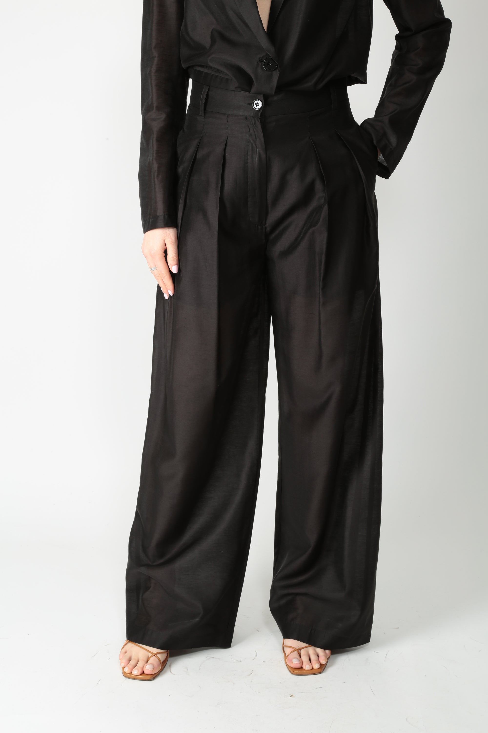 https://admin.shopify.com/store/gulieshop/products/16028211446109#:~:text=https%3A//www.gulieshop.it%20%E2%80%BA%20products%20%E2%80%BA%20solotre%2Dpantalone%2Dcon%2Ddoppia%2Dpinces%2Dm1ab0125