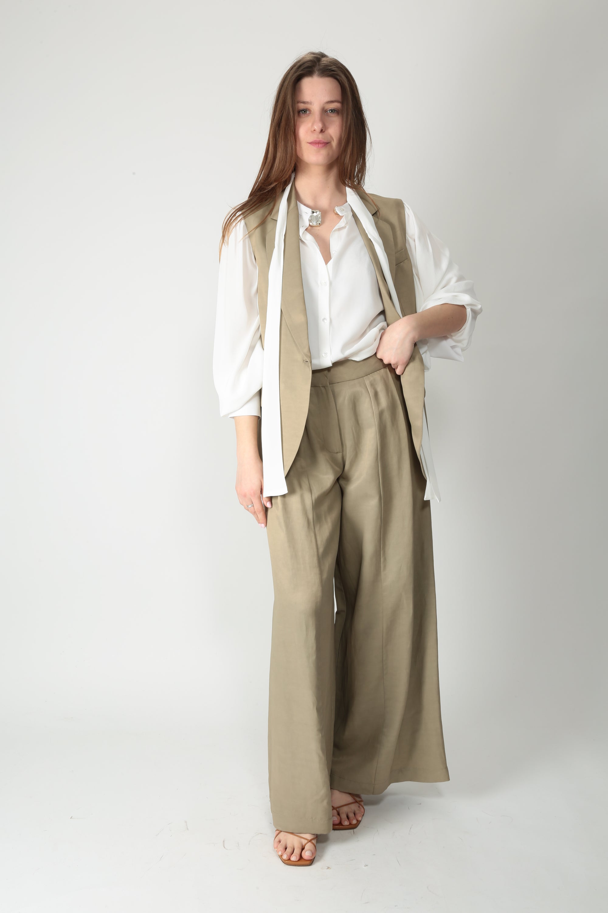 https://admin.shopify.com/store/gulieshop/products/16006687752541#:~:text=https%3A//www.gulieshop.it%20%E2%80%BA%20products%20%E2%80%BA%20meimeij%2Dpantalone%2Dcon%2Dpinces%2Dm6me00