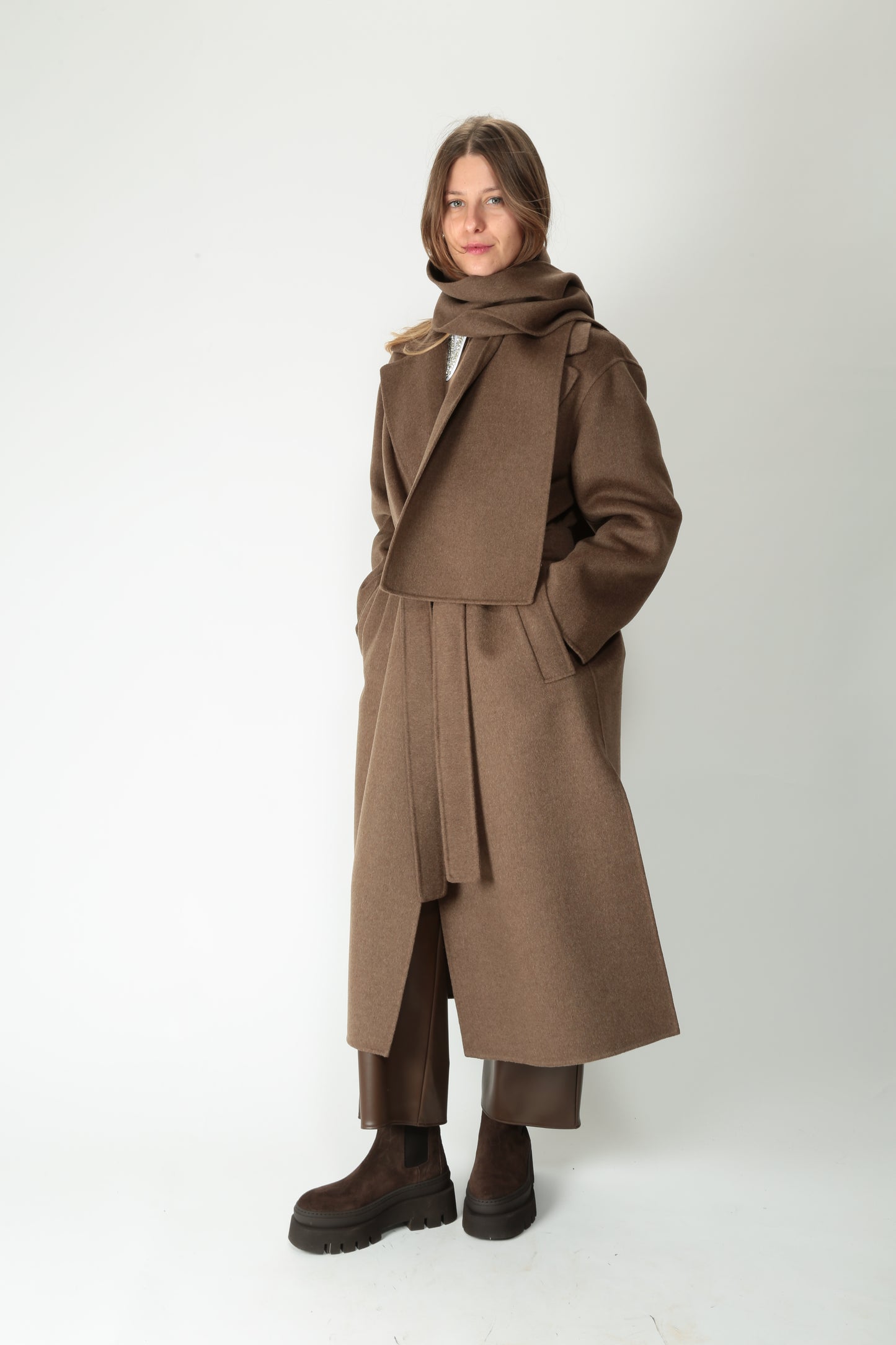 https://admin.shopify.com/store/gulieshop/products/15526146212189#:~:text=https%3A//www.gulieshop.it%20%E2%80%BA%20products%20%E2%80%BA%20s%2Dmaxmara%2Dcappotto%2Dlungo%2Da%2Dvestaglia%2Dcuore