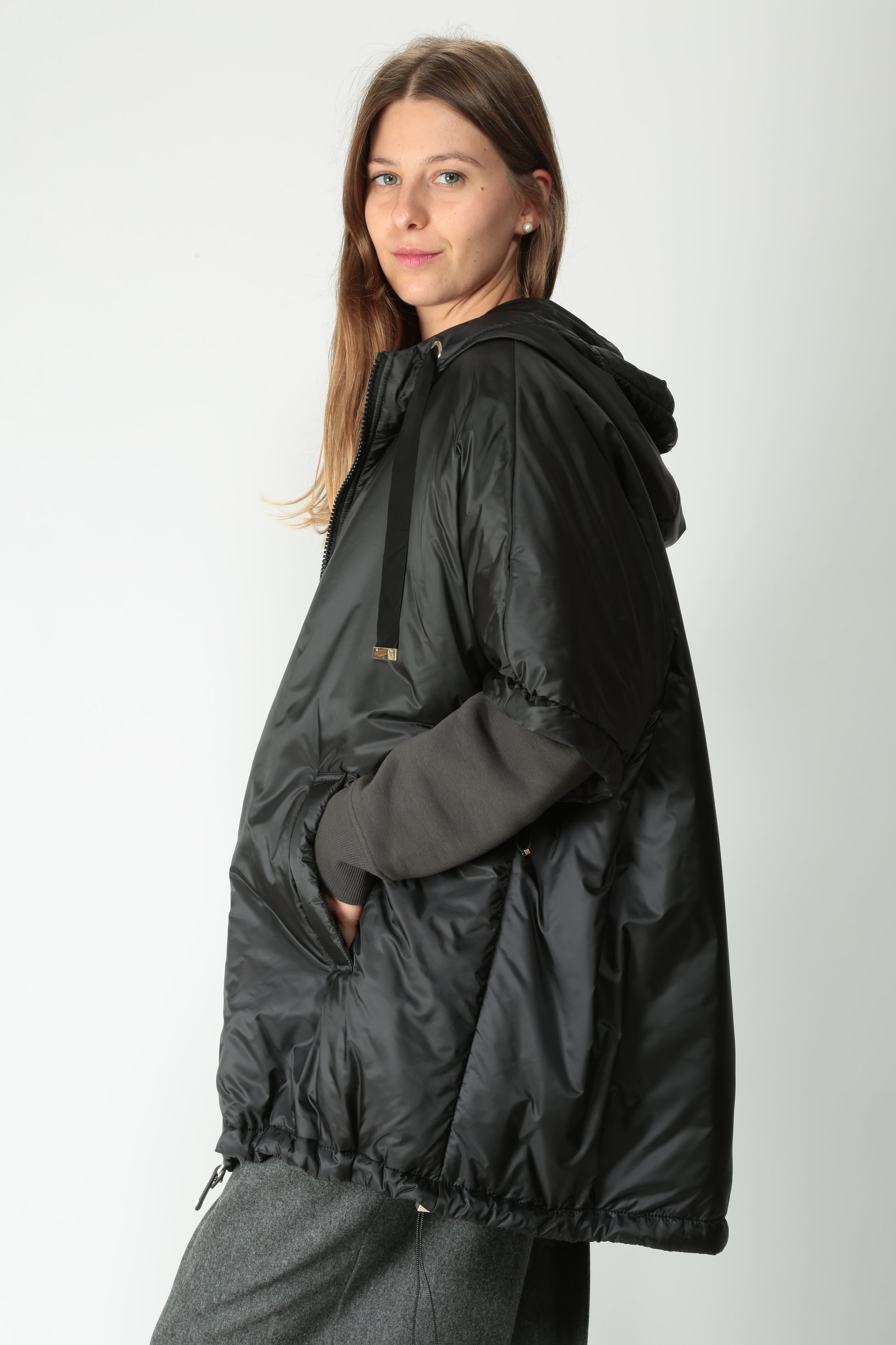 https://admin.shopify.com/store/gulieshop/products/15577928368477#:~:text=https%3A//www.gulieshop.it%20%E2%80%BA%20products%20%E2%80%BA%20maxmara%2Dthe%2Dcube%2Dmantella%2Dimpermeabile%2Dgreenci