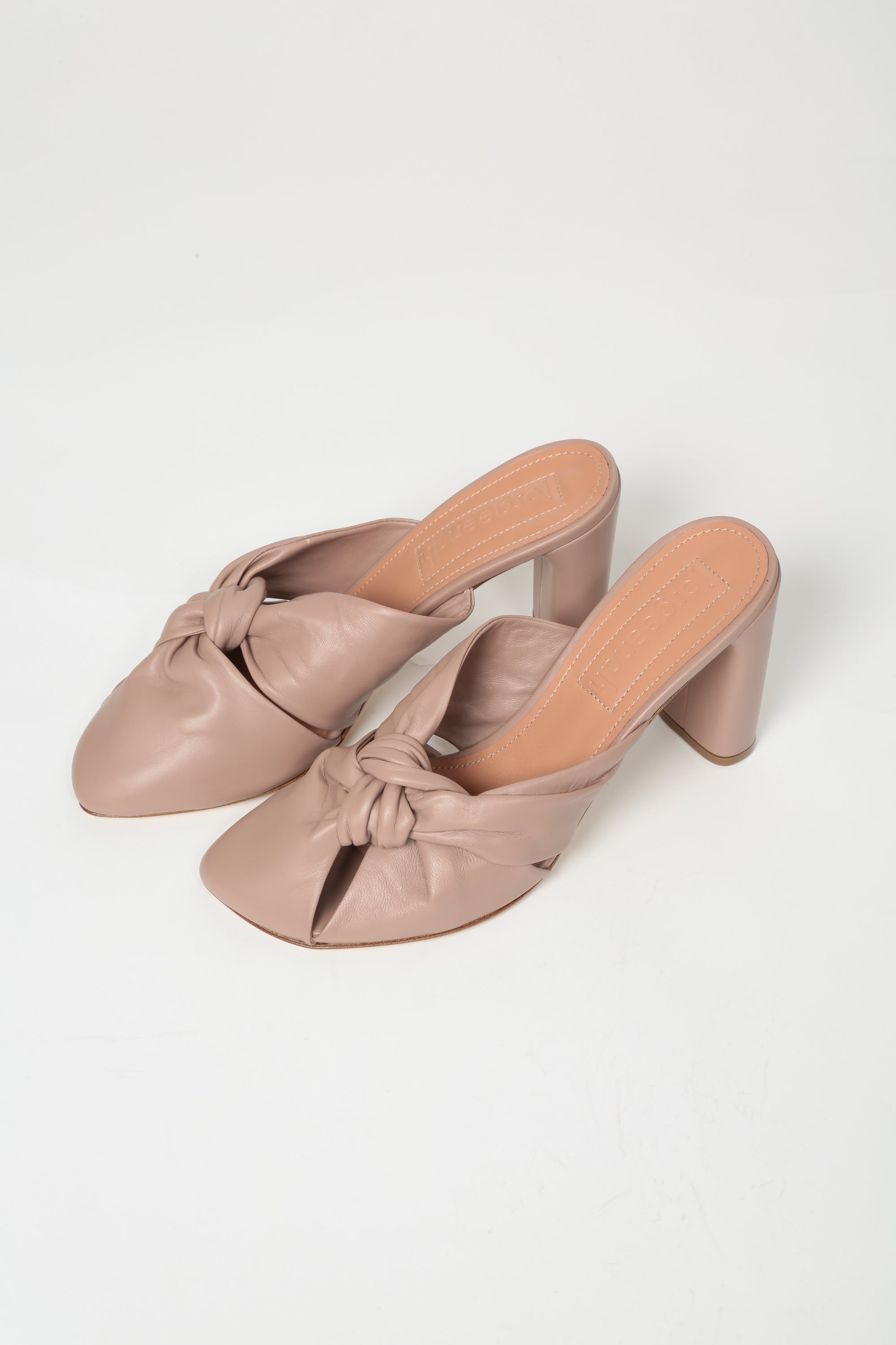 https://admin.shopify.com/store/gulieshop/products/16045509411165#:~:text=https%3A//www.gulieshop.it%20%E2%80%BA%20products%20%E2%80%BA%20jorgeenah%2Dsandalo%2Dmules%2Din%2Dpelle%2Djade