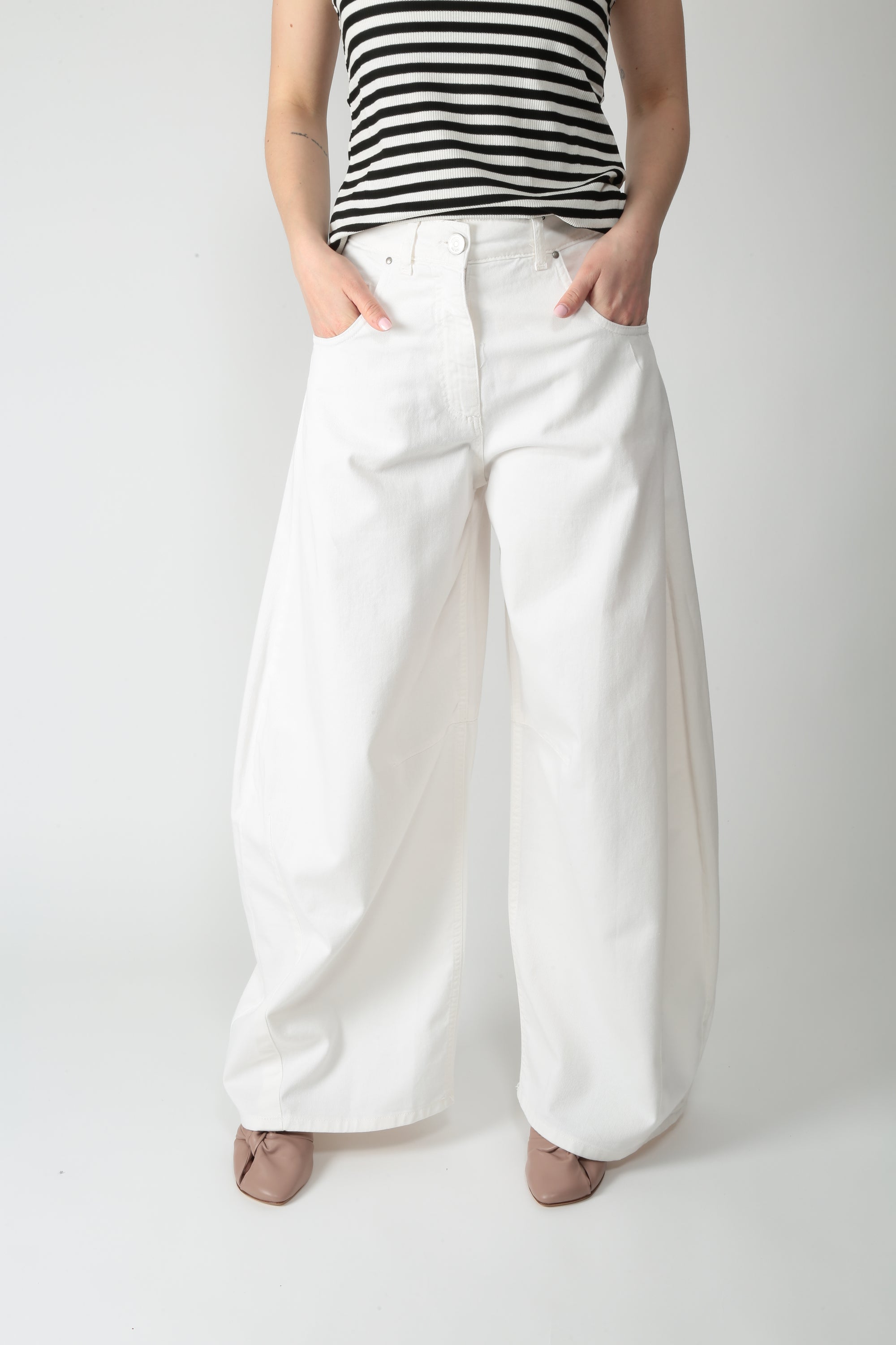 https://admin.shopify.com/store/gulieshop/products/16034871640413#:~:text=https%3A//www.gulieshop.it%20%E2%80%BA%20products%20%E2%80%BA%20tensione%2Din%2Djeans%2Dballon%2Dp314b982d001