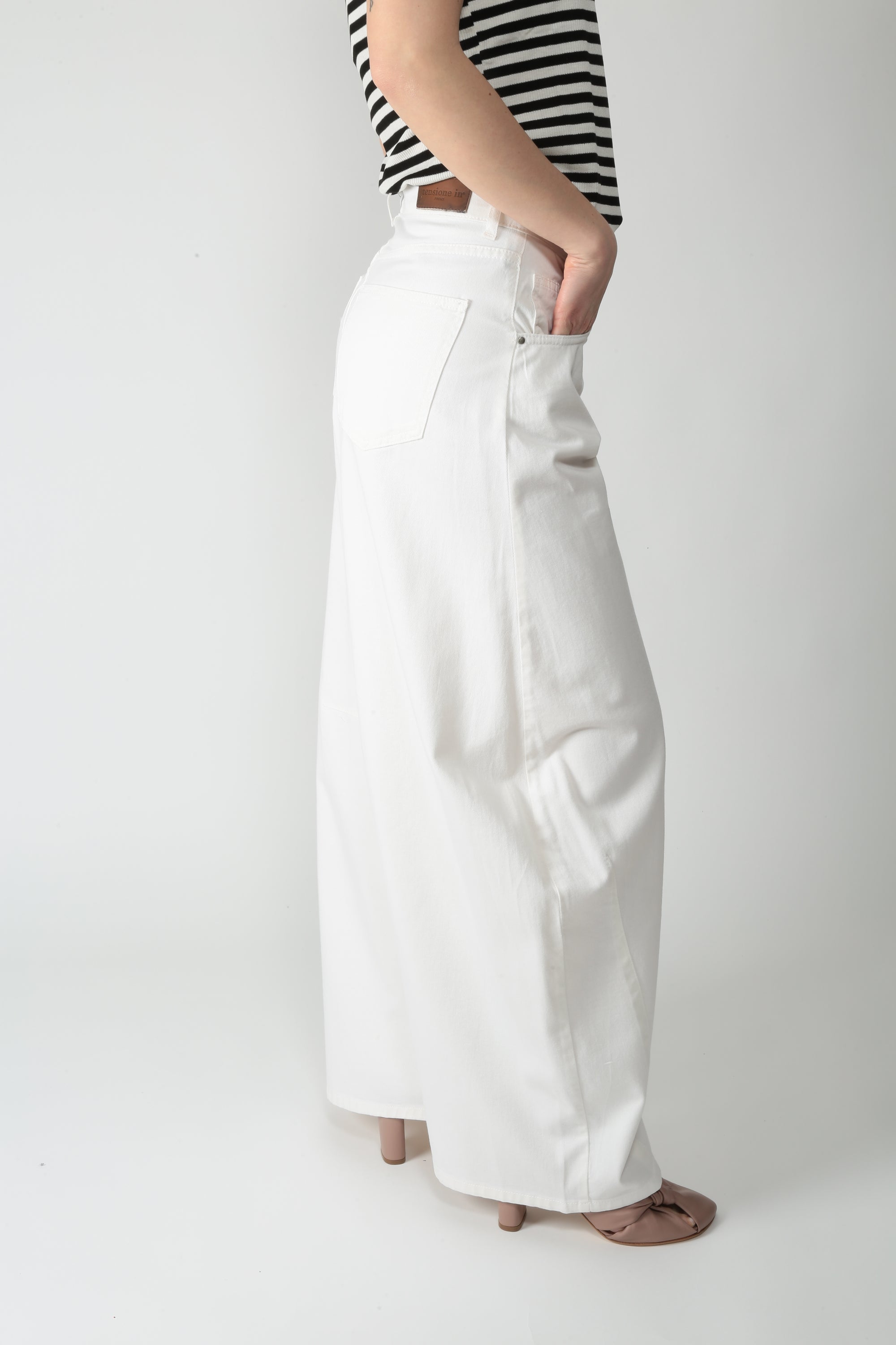 https://admin.shopify.com/store/gulieshop/products/16034871640413#:~:text=https%3A//www.gulieshop.it%20%E2%80%BA%20products%20%E2%80%BA%20tensione%2Din%2Djeans%2Dballon%2Dp314b982d001