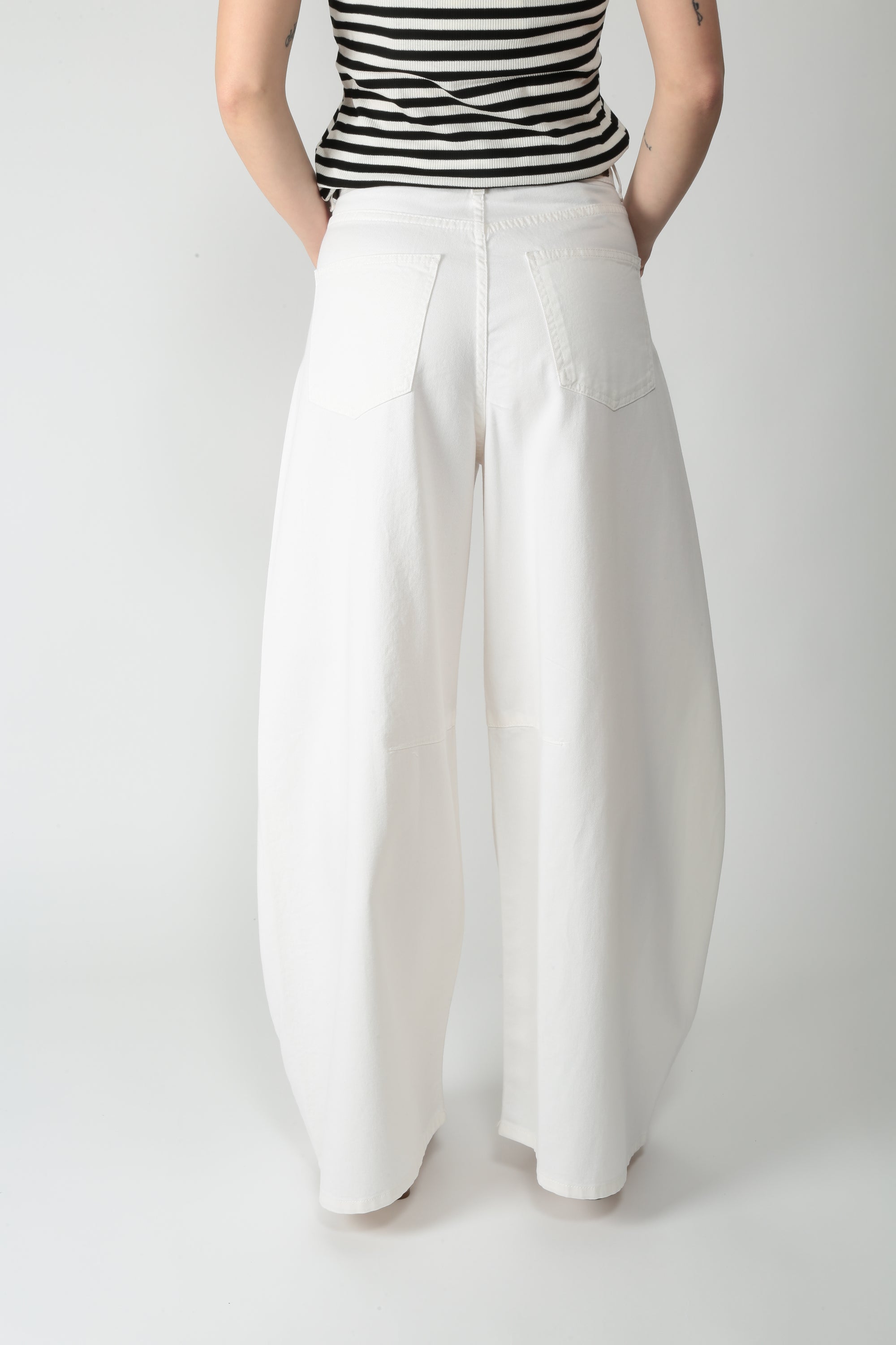 https://admin.shopify.com/store/gulieshop/products/16034871640413#:~:text=https%3A//www.gulieshop.it%20%E2%80%BA%20products%20%E2%80%BA%20tensione%2Din%2Djeans%2Dballon%2Dp314b982d001