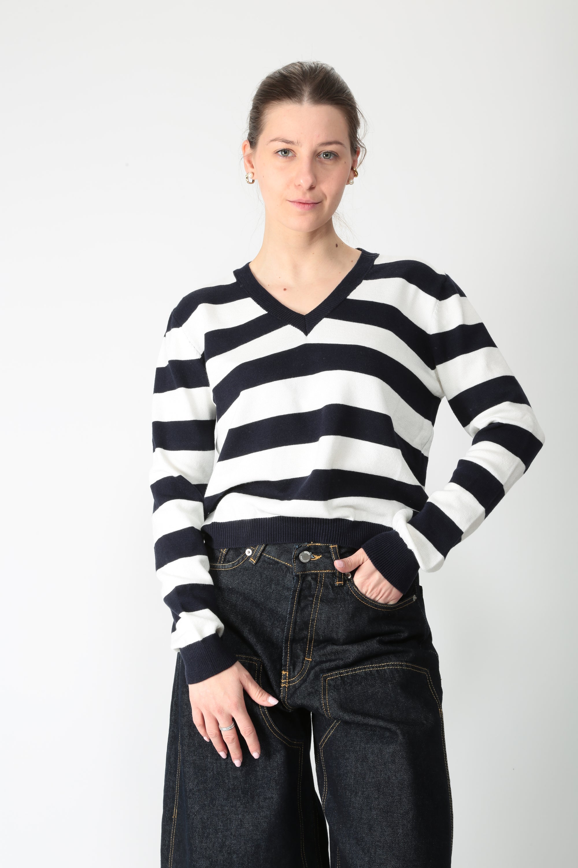 https://admin.shopify.com/store/gulieshop/products/16034871902557#:~:text=https%3A//www.gulieshop.it%20%E2%80%BA%20products%20%E2%80%BA%20tensione%2Din%2Dmaglia%2Da%2Dscollo%2Da%2Dv%2D26137