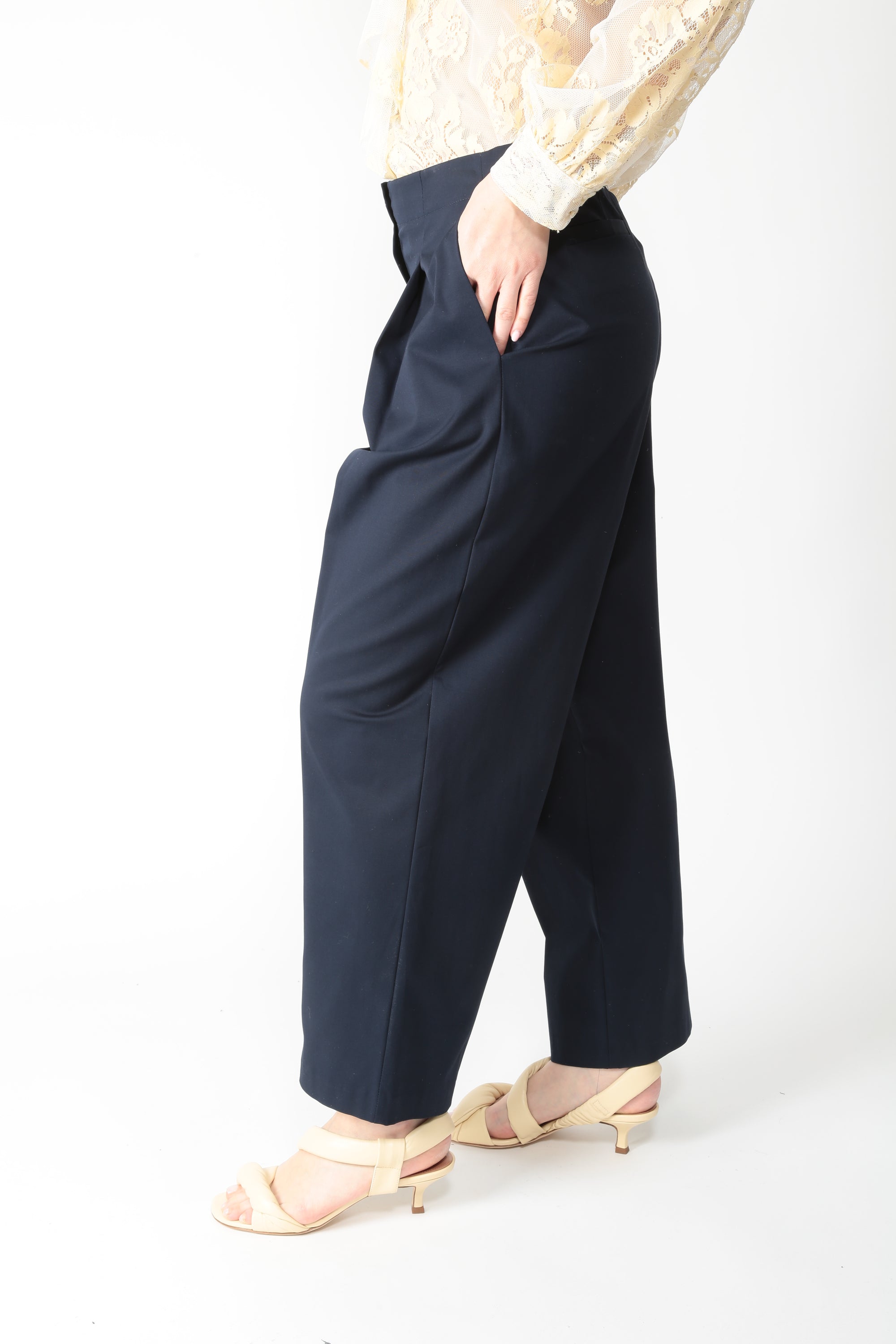 https://admin.shopify.com/store/gulieshop/products/16034871804253#:~:text=https%3A//www.gulieshop.it%20%E2%80%BA%20products%20%E2%80%BA%20tensione%2Din%2Dpantalone%2Dcon%2Dpinces%2Dpt44ct