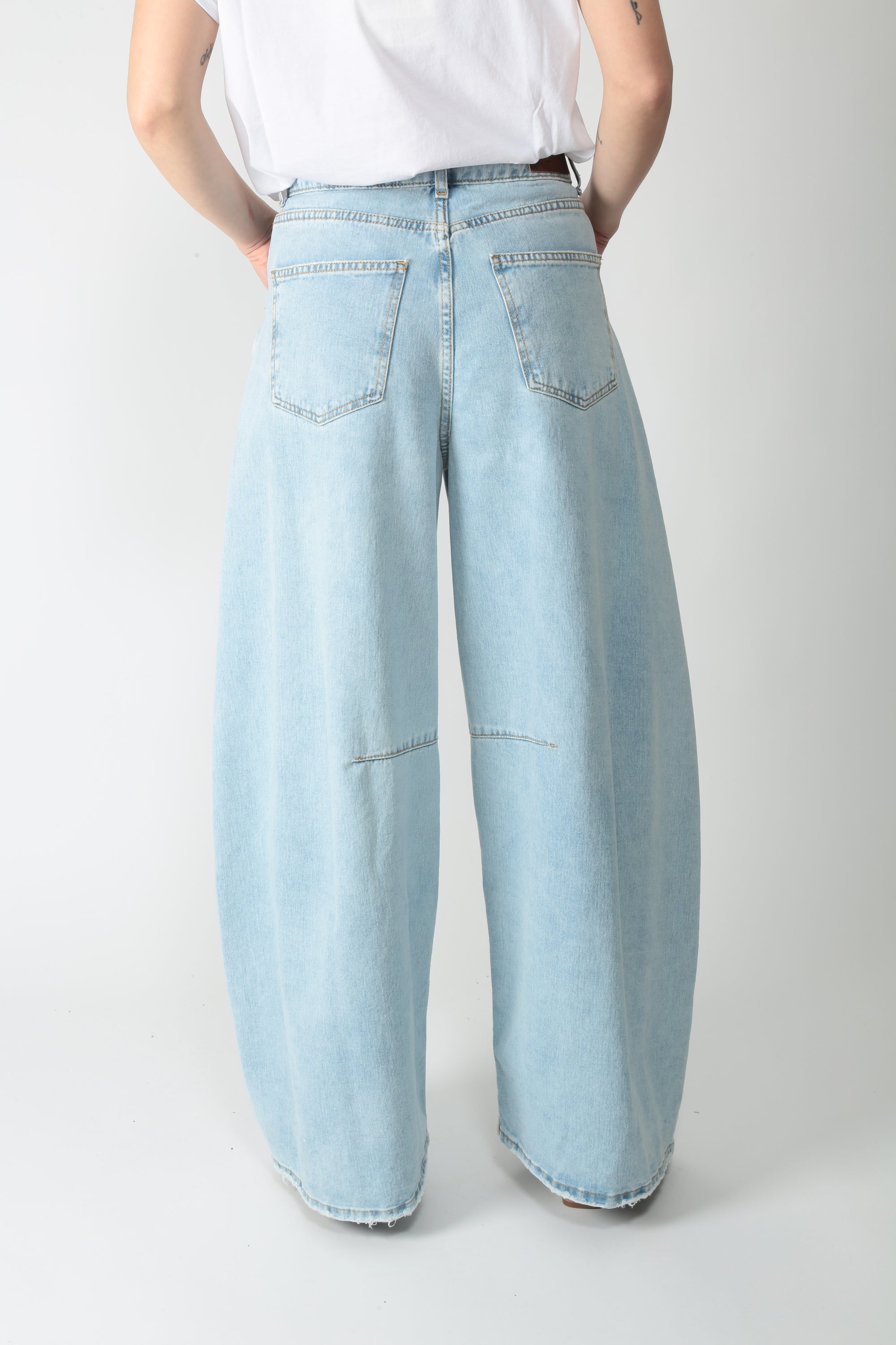 https://admin.shopify.com/store/gulieshop/products/16034871574877#:~:text=https%3A//www.gulieshop.it%20%E2%80%BA%20products%20%E2%80%BA%20tensione%2Din%2Djeans%2Dballon%2Dp314j119w642