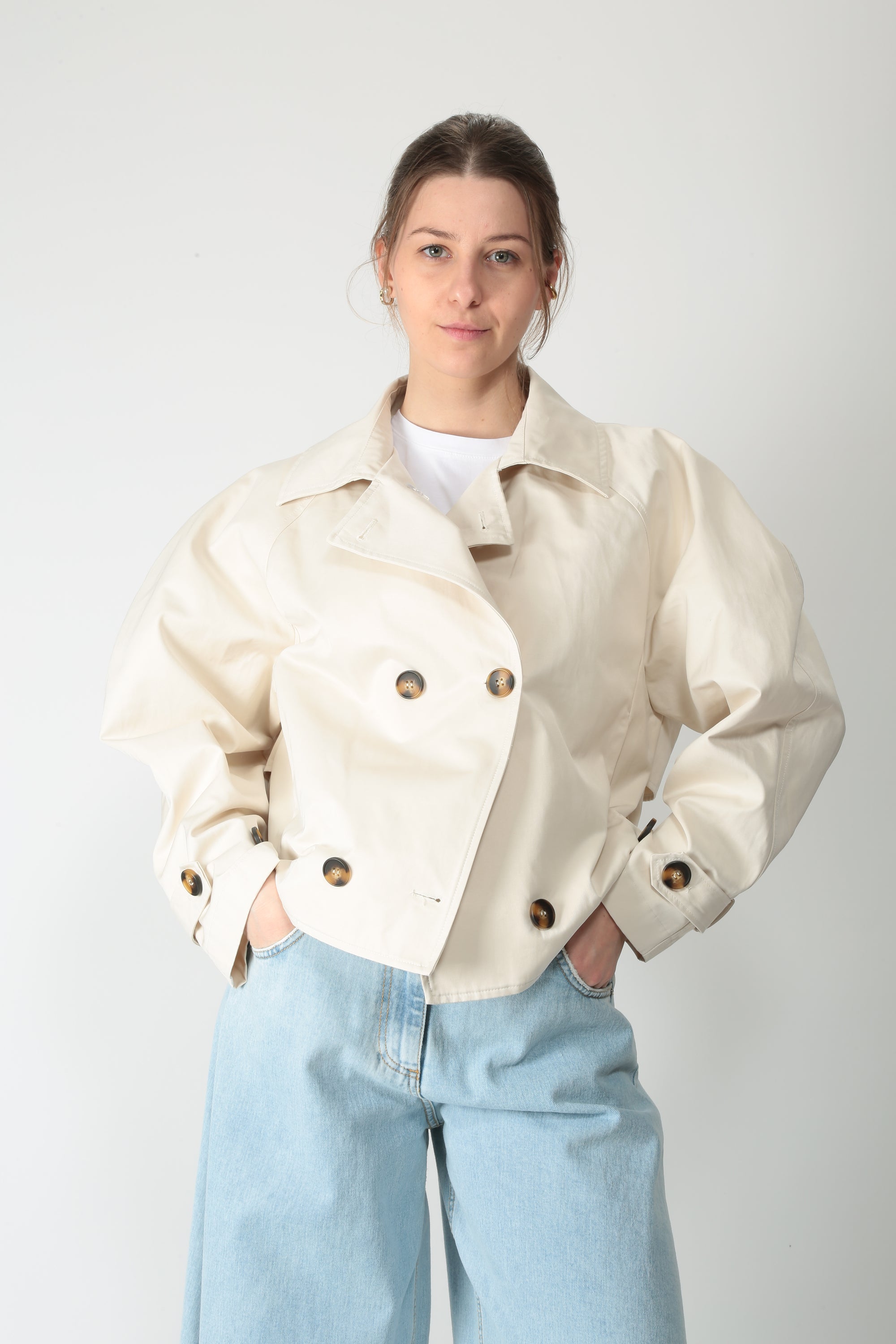 https://admin.shopify.com/store/gulieshop/products/16034870821213#:~:text=https%3A//www.gulieshop.it%20%E2%80%BA%20products%20%E2%80%BA%20tensione%2Din%2Dtrench%2Dcorto%2Dpe26%2D7017camp